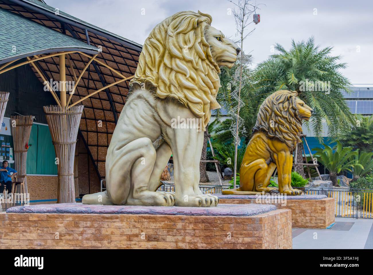 Eine Löwenstatue steht am Eingang des Sriayuthaya Lion Park in Ayutthaya, Thailand, und begrüßt die Besucher der Attraktion. Stockfoto