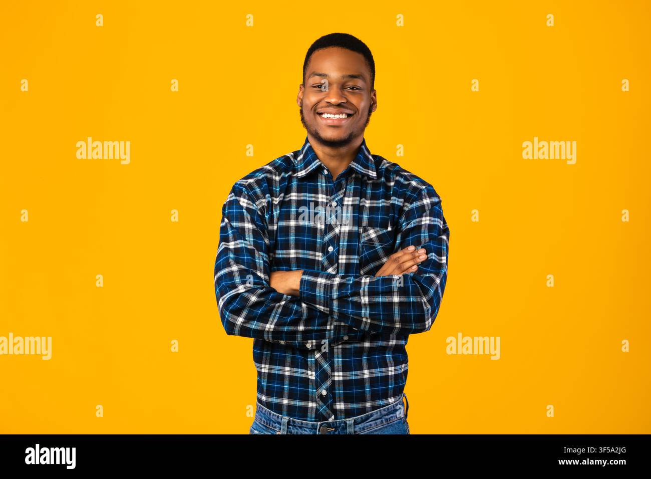 Black Man Posing Crossing Hands Standing Im Studio Stockfoto