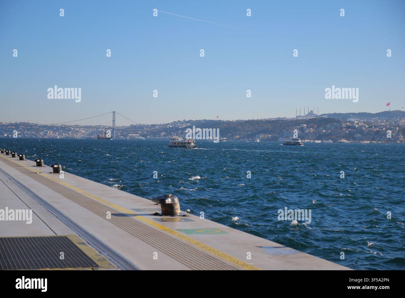 Türkei Istanbul 20. Mai 2026. Szene von Booten auf dem Wasser nahe einer Brücke in der Stadt Stockfoto