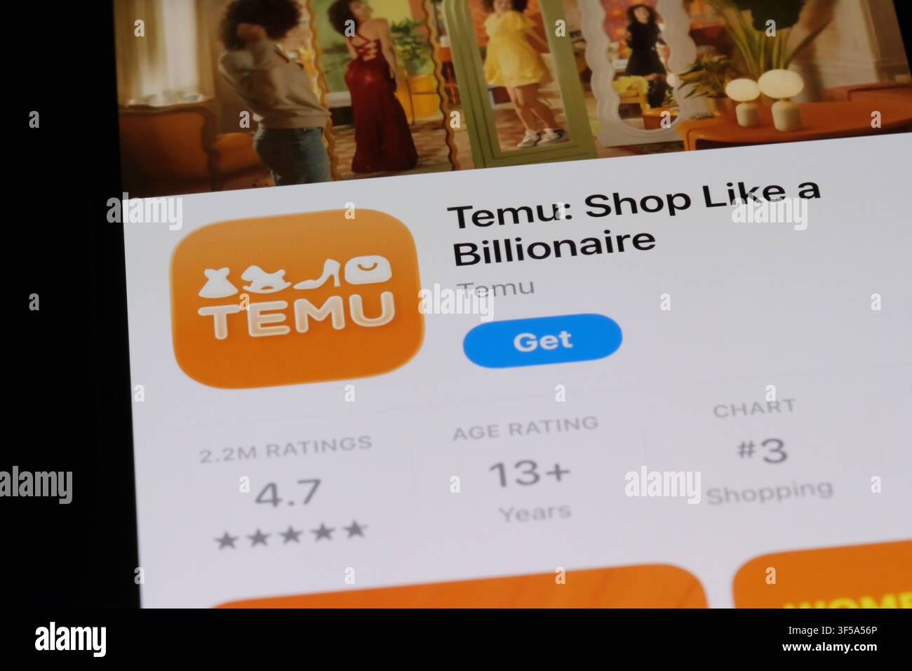 Shanghai, China - 30. Juli 2026: Temu-App-Downloadseite auf dem Handybildschirm Stockfoto