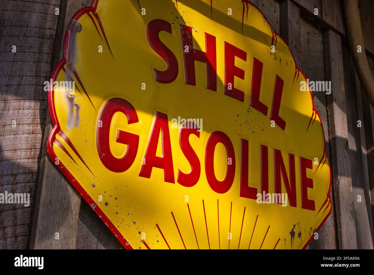 Vintage Shell Gasoline Metallschild bei Miss Kitty's Place, einem Antiquitätengeschäft in Blairsville, Georgia. (USA) Stockfoto