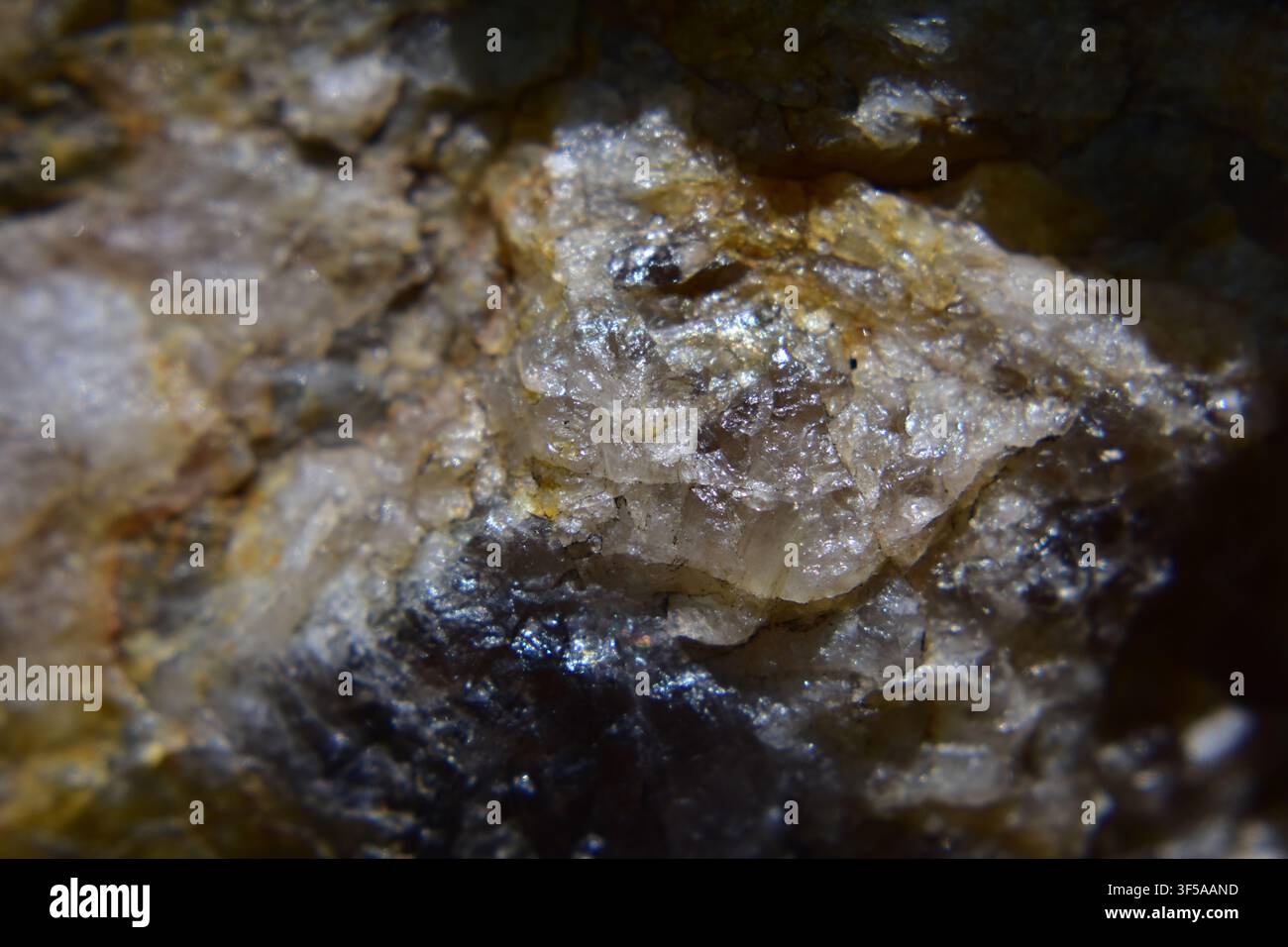 Nahaufnahme eines rauchquarzigen Mineralgesteins Stockfoto