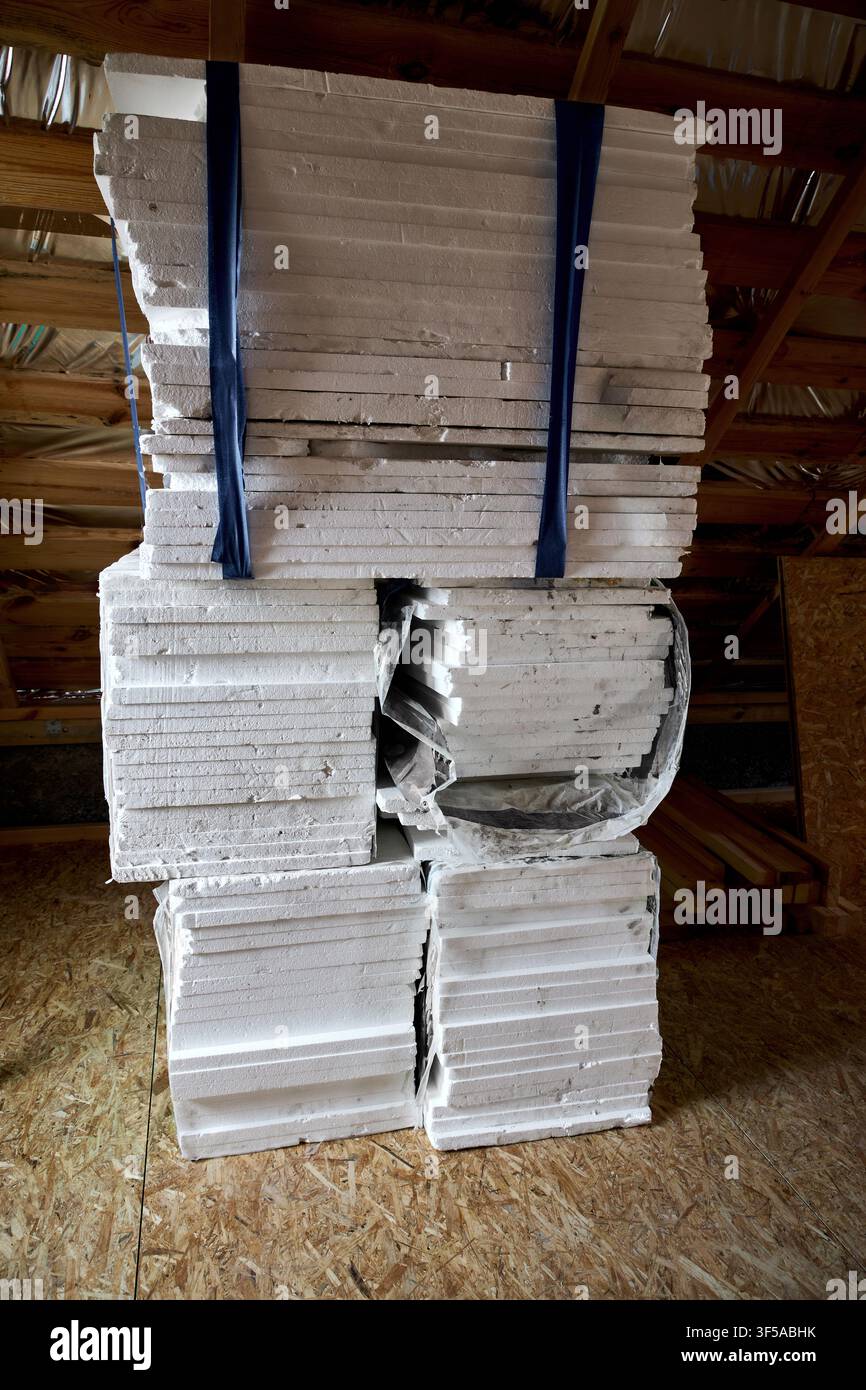Stapel weißer Polystyrol-Schaumplatten, EPS-Dämmstoff im Dachbodenbodenaufbau, Kern eines strukturierten Dämmstoffpaneels, thermische Gebäudestütze Stockfoto