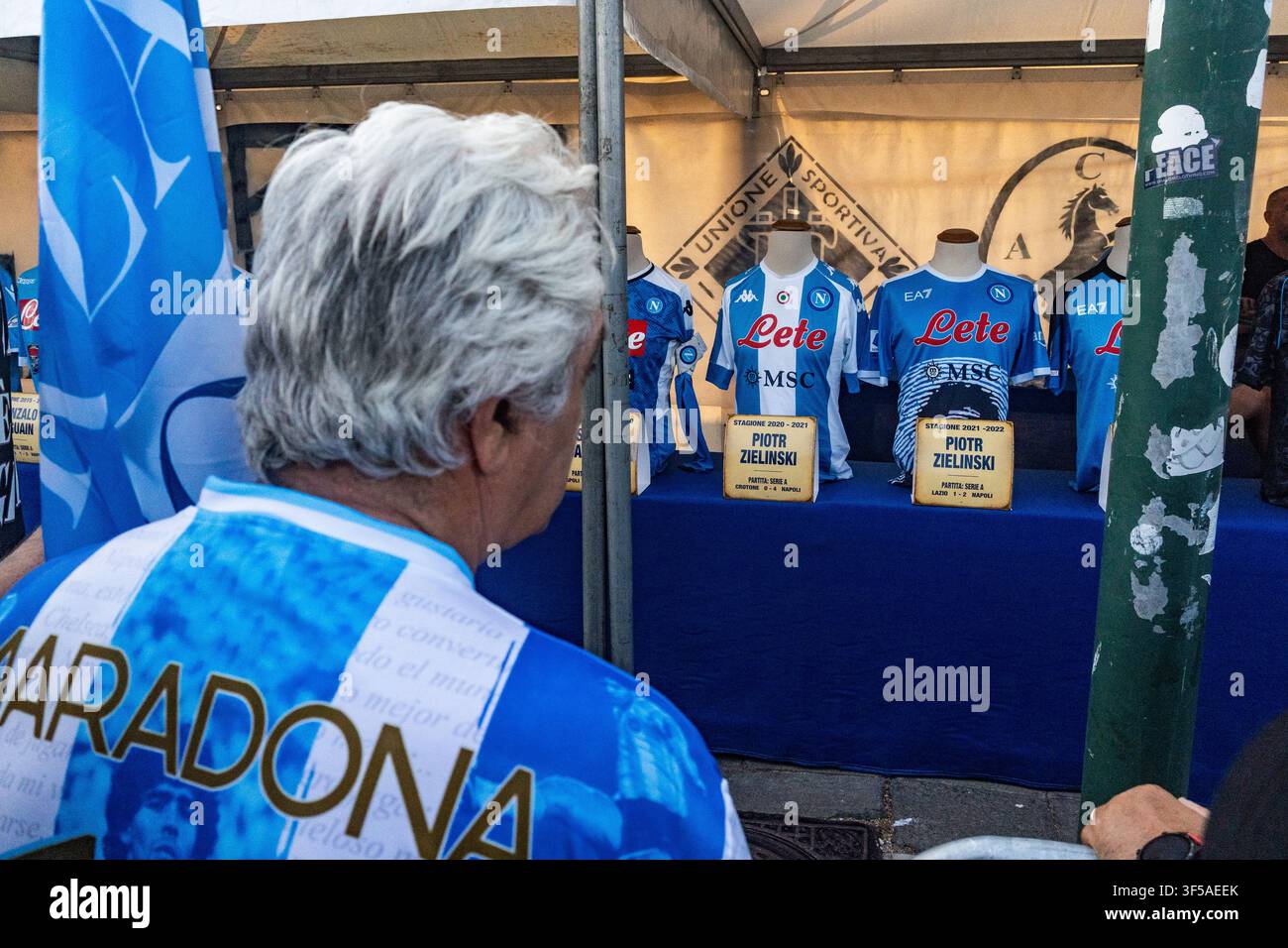 Naples-Fans feiern 100 Jahre Neapler Fußballmannschaft Stockfoto
