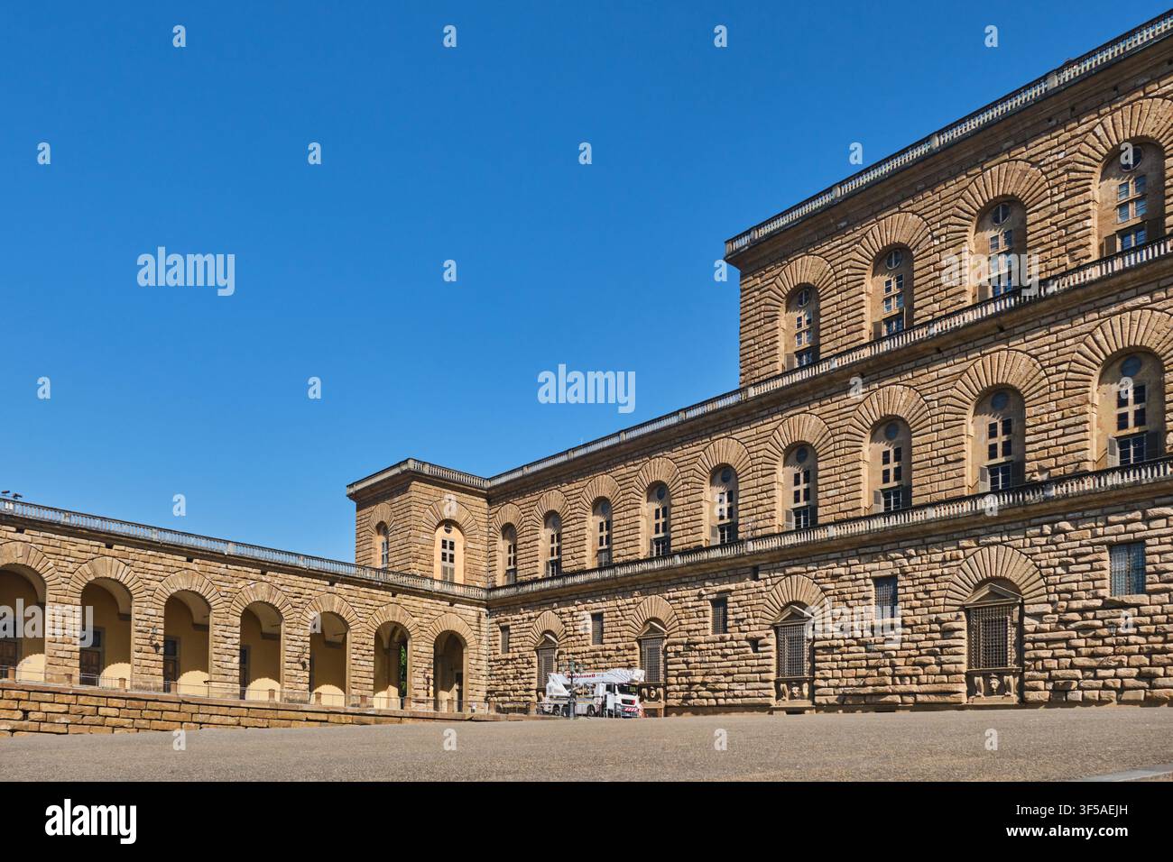 Florenz, Italien - Mai 2026: Monumentale rustizierte Fassade und Arkadenflügel des Palazzo Pitti Stockfoto
