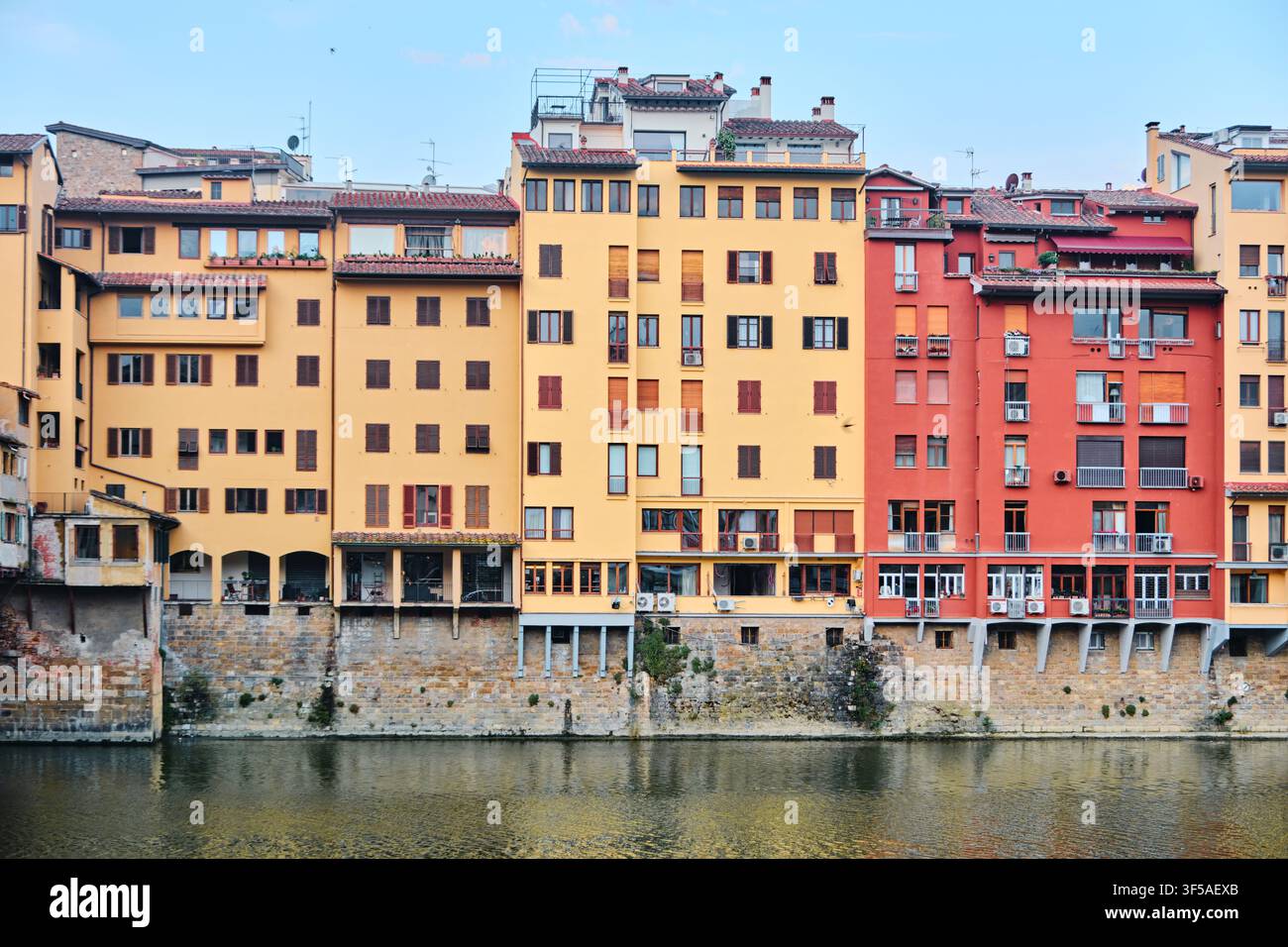 Florenz, Italien - Mai 2026: Farbige traditionelle Gebäude entlang des Arno-Flusses nahe der Ponte Vecchio Stockfoto