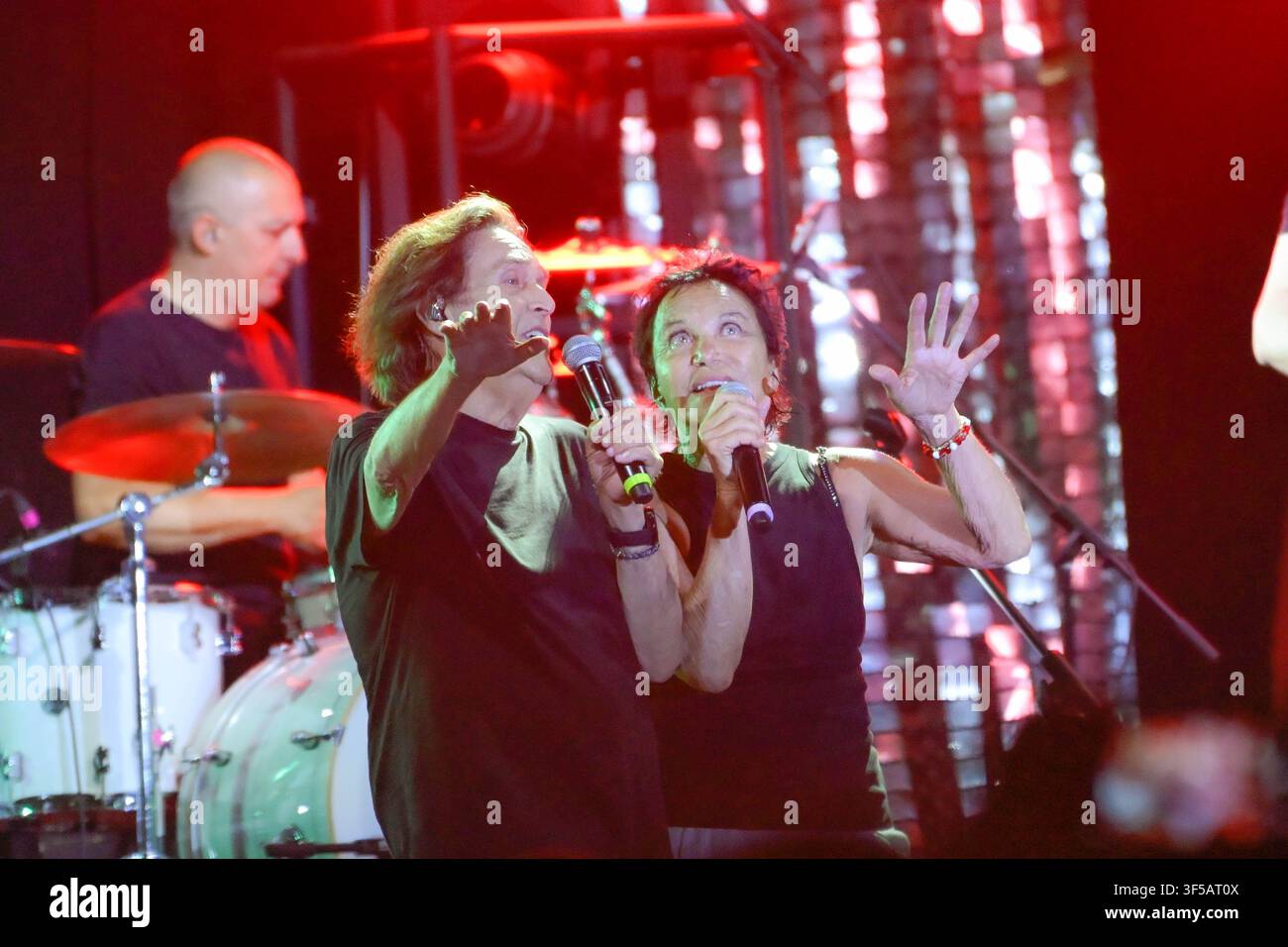 Ein leidenschaftlicher Moment, der die ikonische italienische Popband Ricchi e Poveri während eines kostenlosen Live-Freiluftkonzerts in Sizilien einfängt. Die berühmte Musikgruppe, bekannt Stockfoto