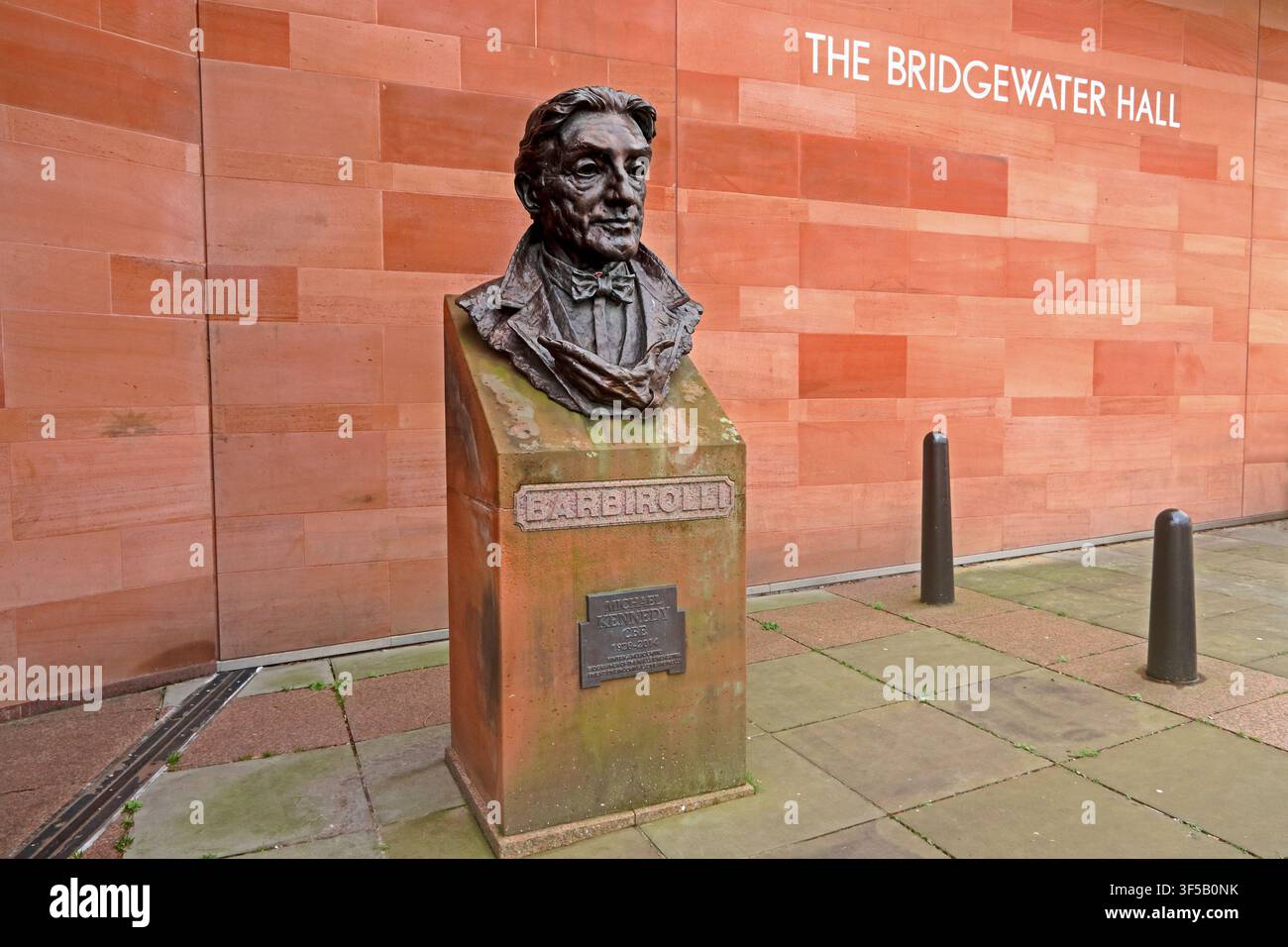 Büste von Sir John Barbirolli vor der Bridgewater Hall in Manchester Stockfoto