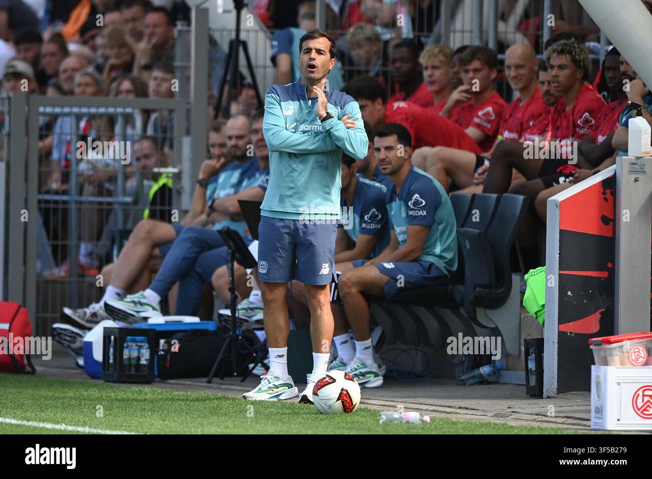 Trainer Carles MARTINEZ (LEV) beobachtet das Spiel Fußball 1. Bundesliga, Testspiel, Testmatch, Freundschaftsspiel, Freundschaftsspiel, Bayer Leverkusen (LEV) - Rot Weiss Essen am 01.08.2026 in Leverkusen/Deutschland. #DFL-Vorschriften verbieten jede Nutzung von Fotografien Stockfoto
