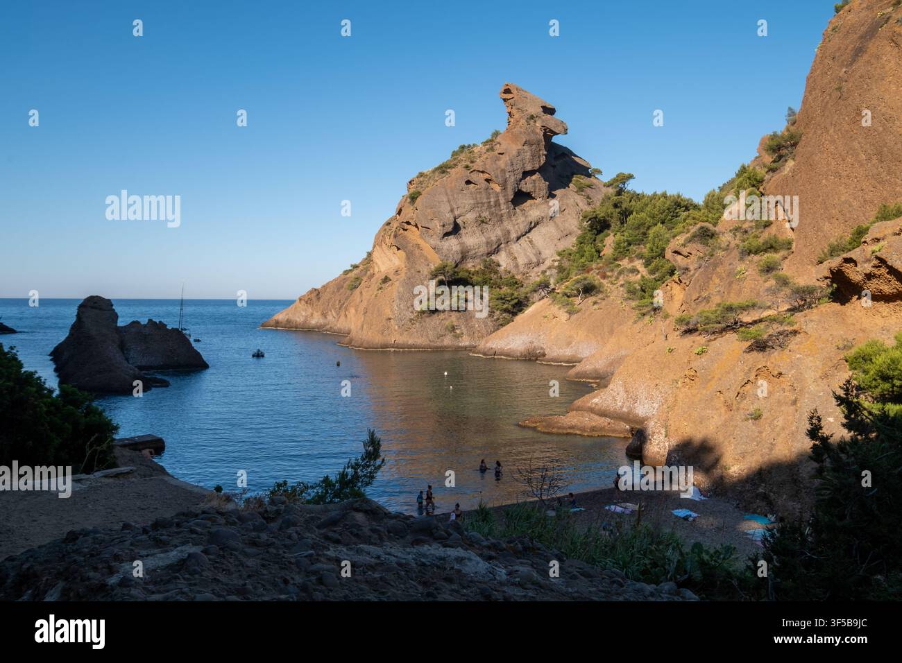 Abgeschiedener Strand an der Calanque de Figuerolles mit Blick auf das Mittelmeer in La Ciotat, Frankreich. Im frühen Morgenlicht fotografiert. Stockfoto