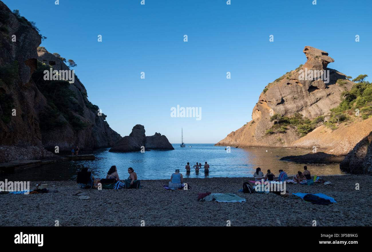 Abgeschiedener Strand an der Calanque de Figuerolles mit Blick auf das Mittelmeer in La Ciotat, Frankreich. Im frühen Morgenlicht fotografiert. Stockfoto