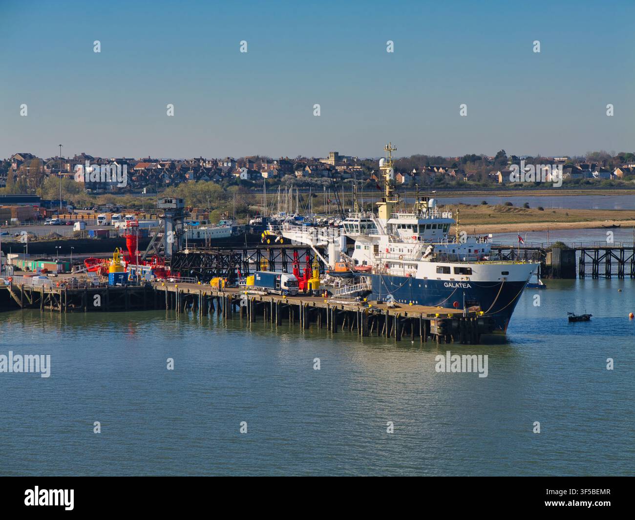 Harwich, UK - 08. Apr 2026: THV Galatea ein Trinity House-Leuchtturmversorger, der neben einem Arbeitskai in Harwich Essex UK unter klarem Frühlingslicht liegt Stockfoto