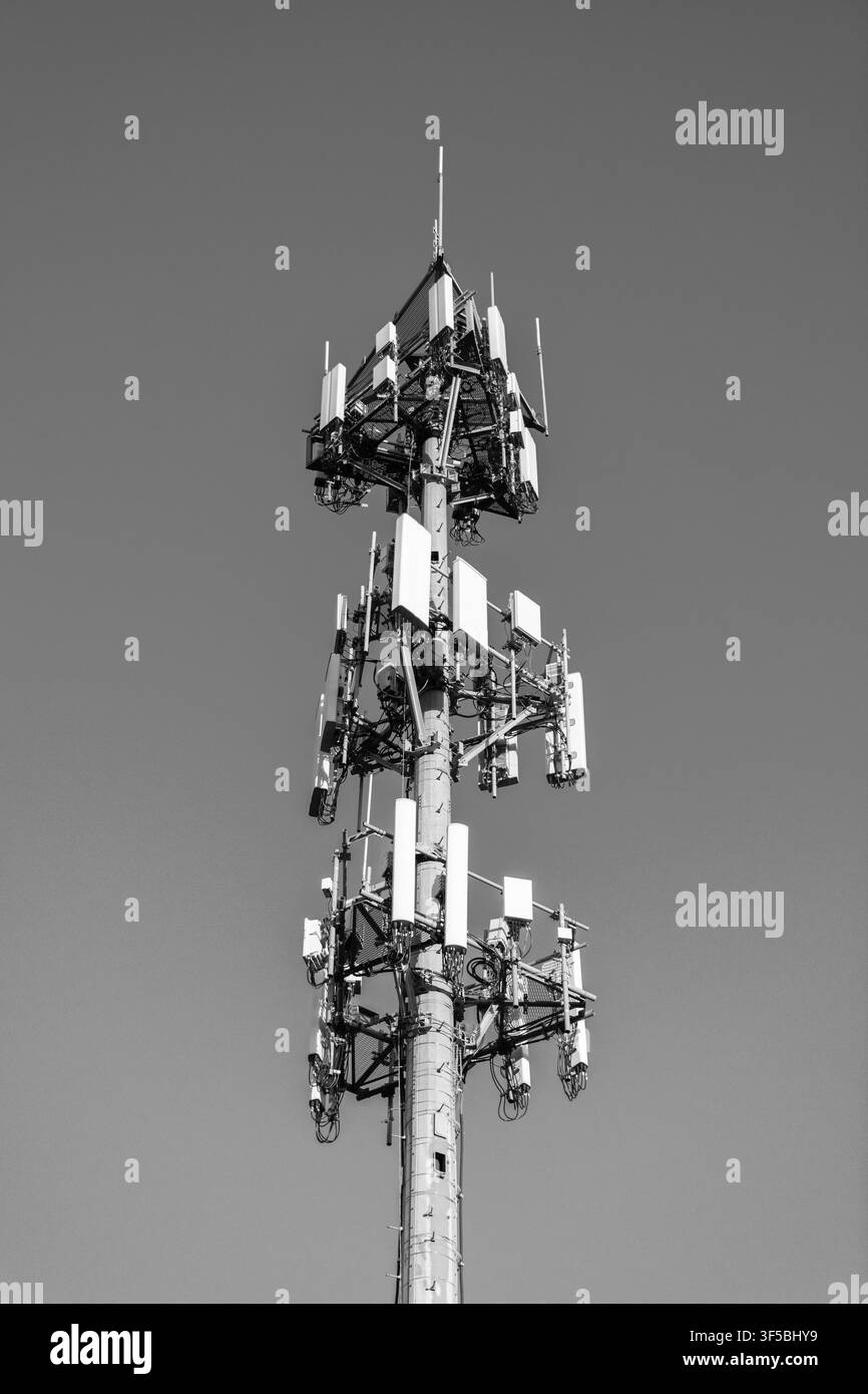Handyturm. Drahtlose Kommunikation. Mobiler Service. Moderne Telekommunikationsinfrastruktur. Antennentechnik der zellulären Basisstation. Zelle Stockfoto
