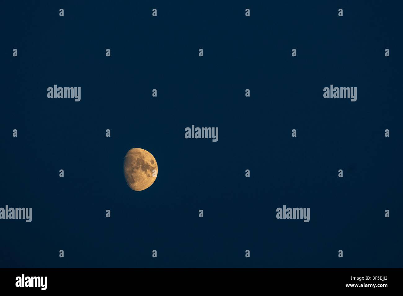 Zunehmender Mond in der Phase des Wachsenden Mondes vor einem dunkelblauen Abendhimmel Stockfoto