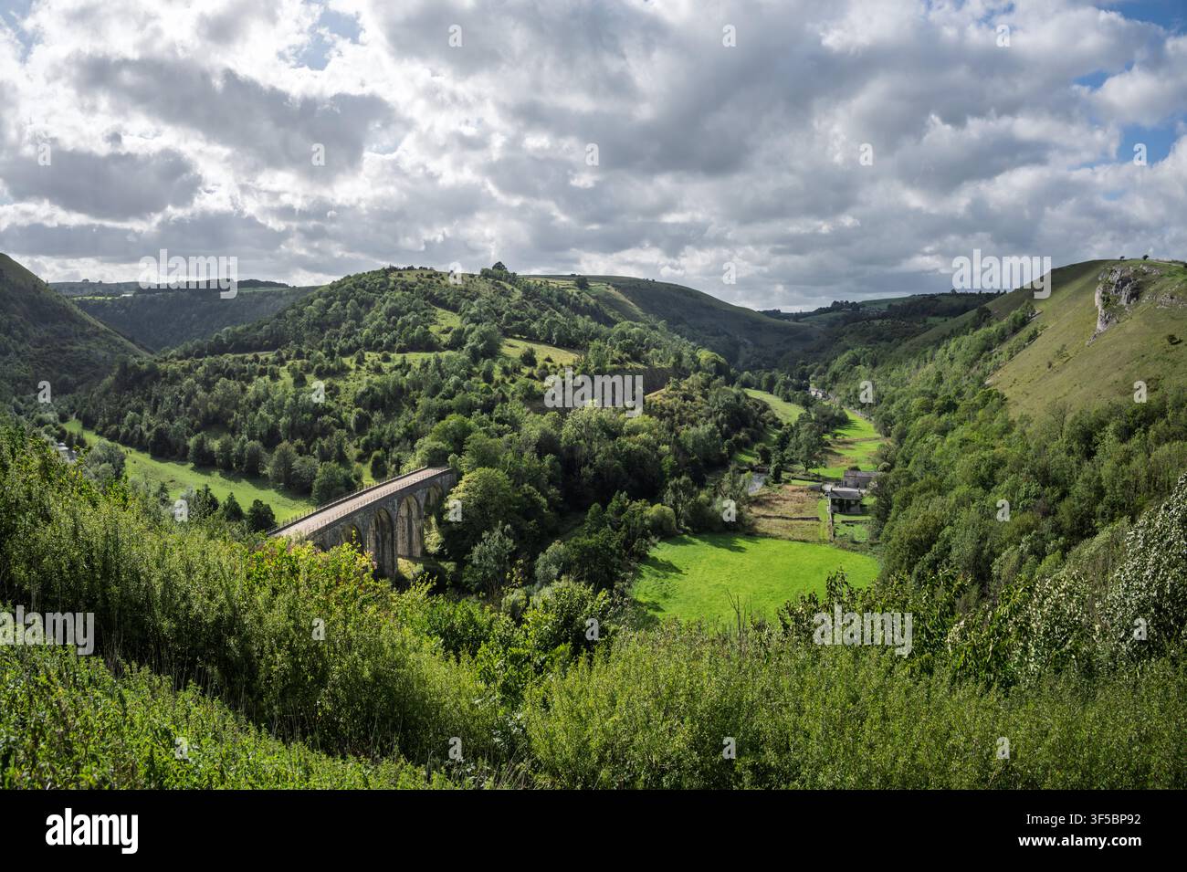 Ein spektakuläres Hochwinkel-Panorama von Monsal Head blickt hinab auf den historischen Headstone-Viadukt, der das üppige grüne Tal von Monsal Dale überquert Stockfoto