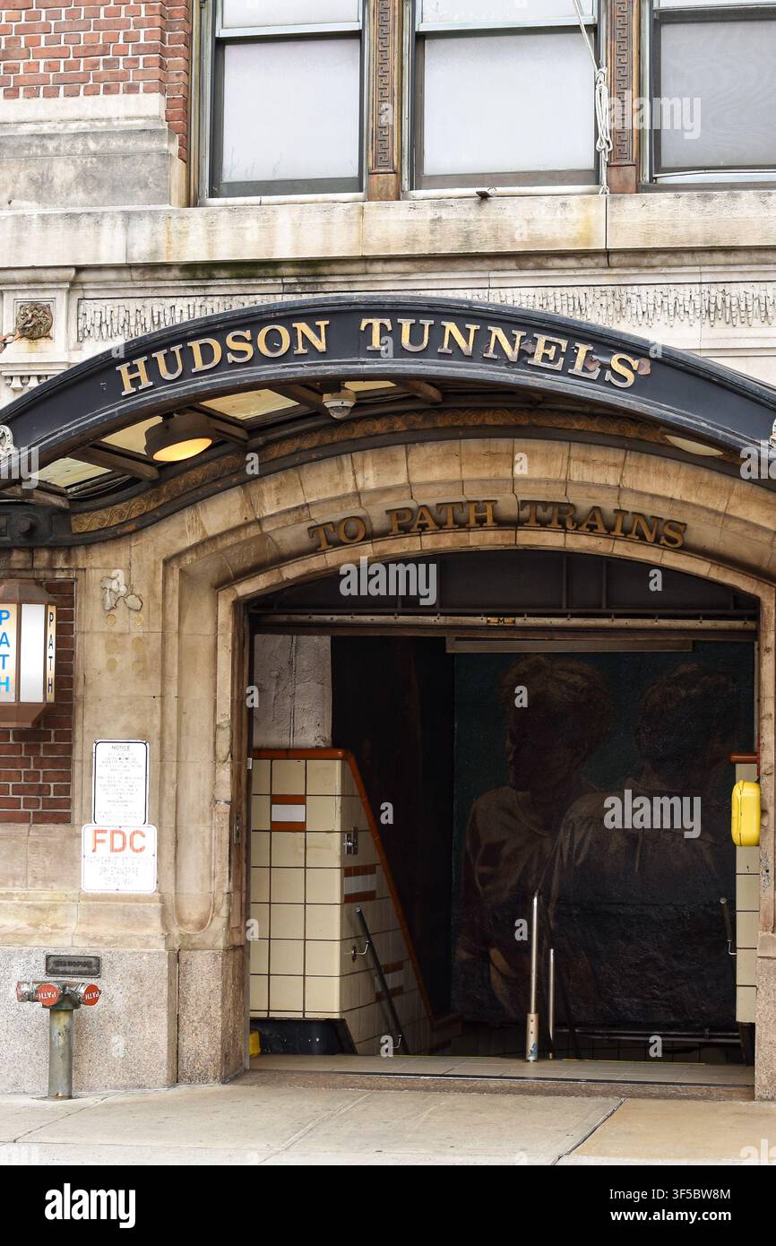 Historischer Eingang zur Hudson-Tubes-PATH-Bahnstation in Lower Manhattan, der Eisenbahnverbindungen zwischen New York City und New Jersey, USA, bietet. Stockfoto