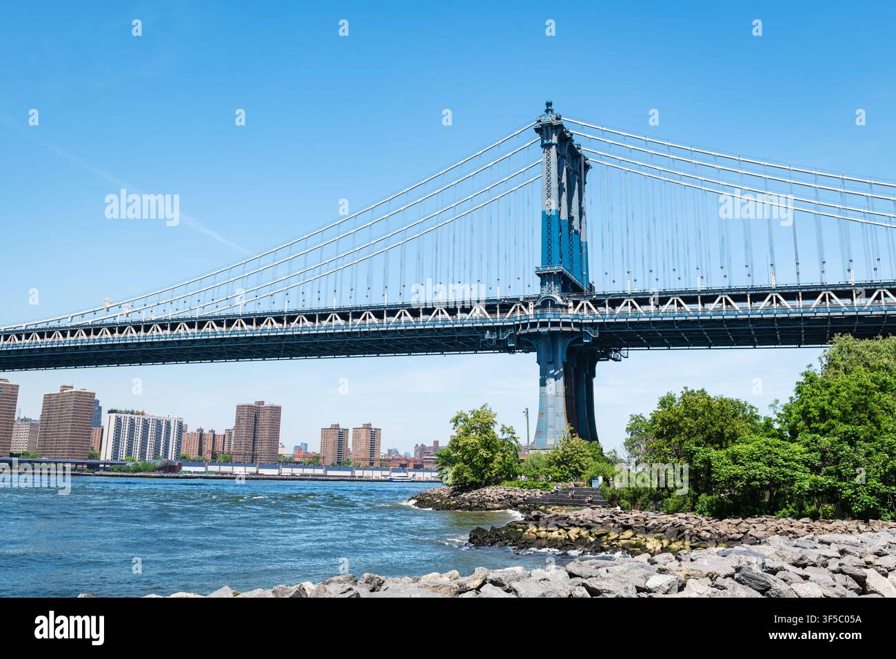 NEW YORK CITY – 21. Mai 2024: Blick auf die ikonische Manhattan Bridge, die den East River in New York City überspannt. Aufgenommen vom Brooklyn Bridge Park, die im Stockfoto