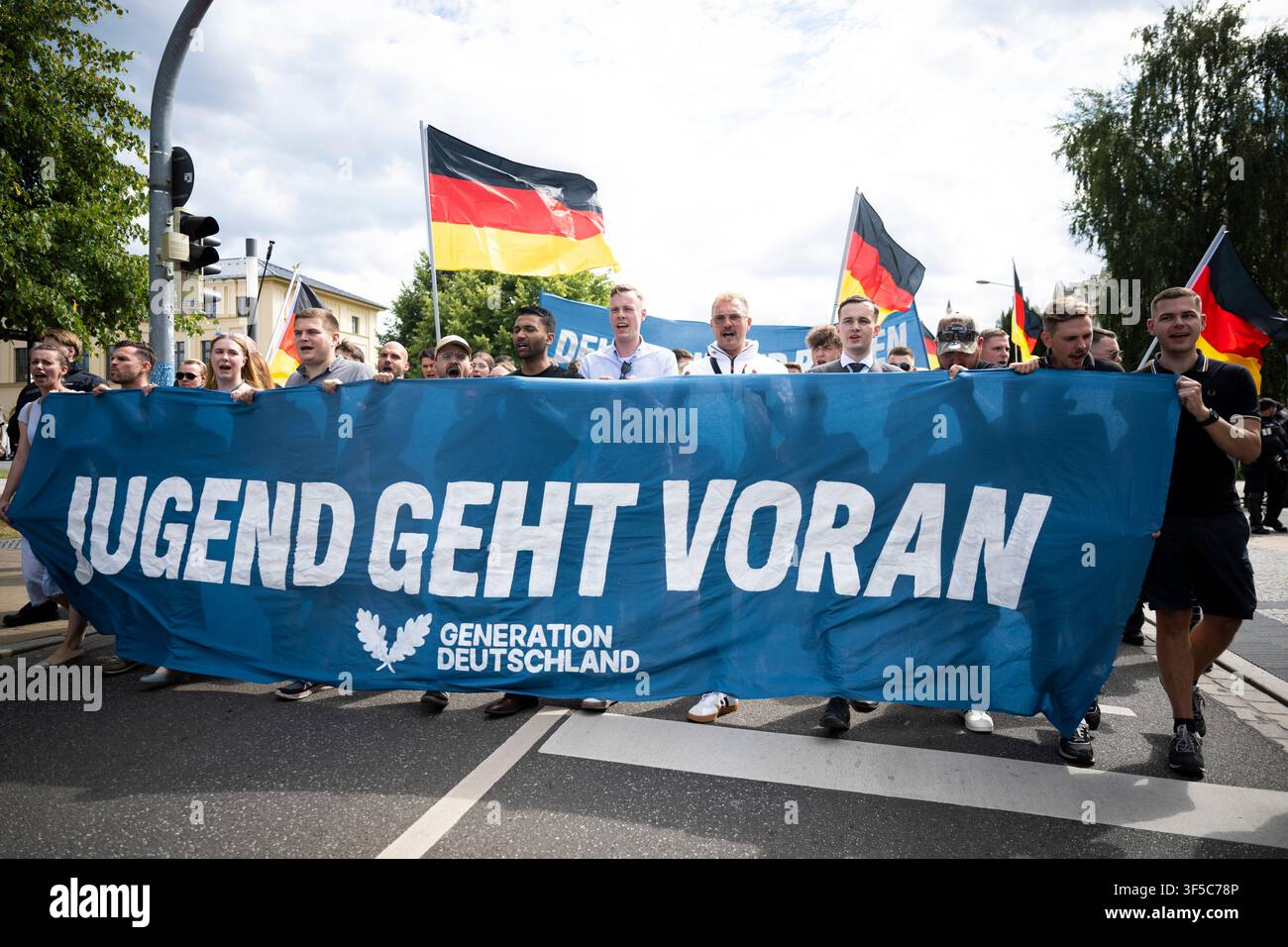 Schwerin, Deutschland. 01. Aug., 2026. Demonstranten der AfD-Jugendorganisation Generation Deutschland marschieren durch die Innenstadt von Schwerin. Die Jugendorganisation demonstriert in Schwerin zum ·Deutschen Jugendtag.· Gegenproteste mit Hunderten von Teilnehmern wurden in der Stadt erwartet. Credit: Philip Dulian/dpa/Alamy Live News Stockfoto