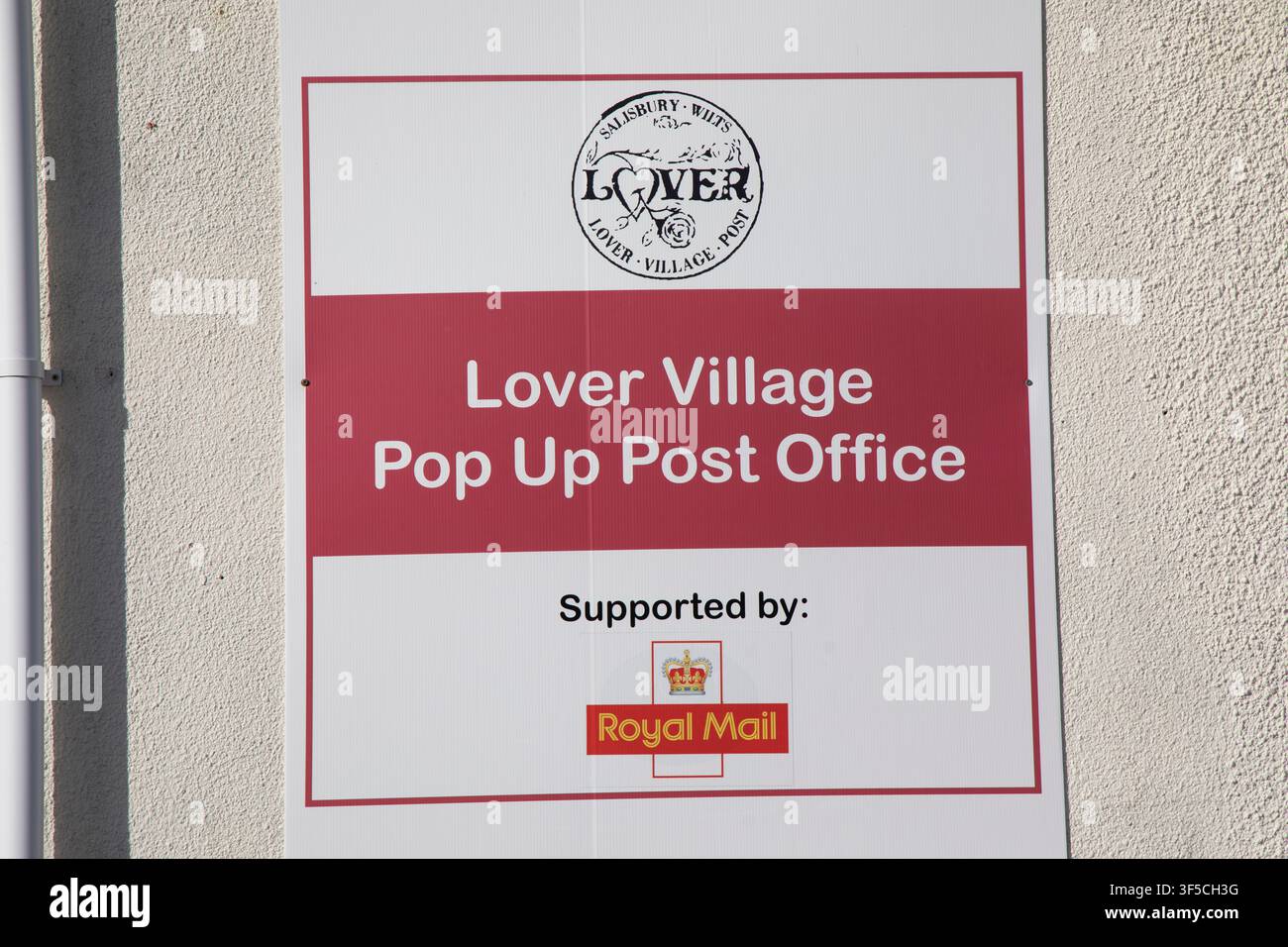 Ein Außenschild für das Lover Village Pop Up Post Office in Wiltshire, das das örtliche Dorfpoststempel-Logo und die Royal Mail-Bestätigung anzeigt. Stockfoto