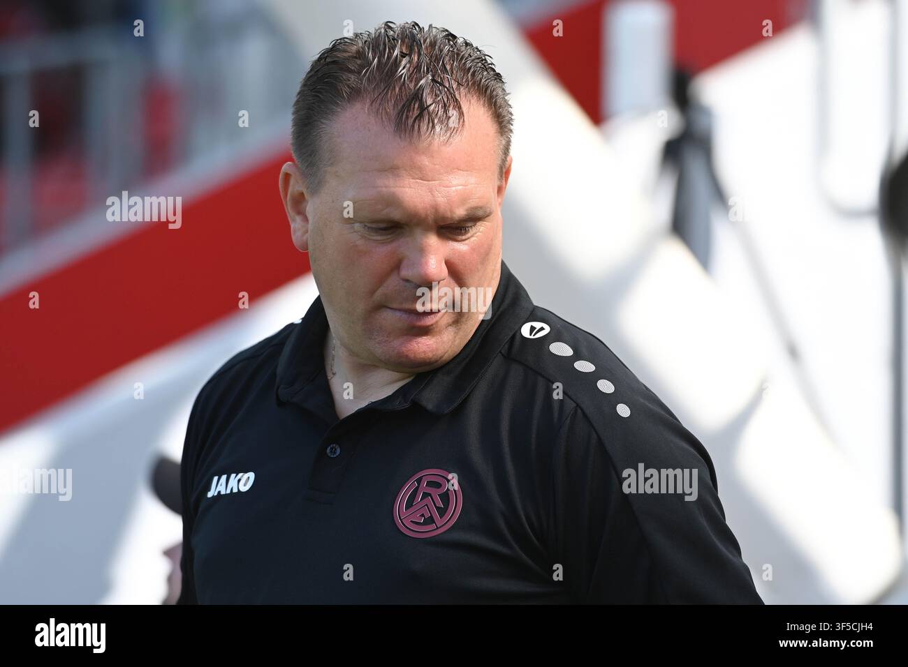 Trainer Uwe KOSCHINAT (RWE) Portrait, Portrait, Portrait, Cropped Close-up, Einzelaufnahme, enttäuscht, enttäuscht, Enttäuschung, Enttäuschung Fußball Bundesliga 1, Testspiel, Testspiel, Freundschaftsspiel, Freundschaftsspiel, Bayer Leverkusen (LEV) - Rot Weiss Stockfoto