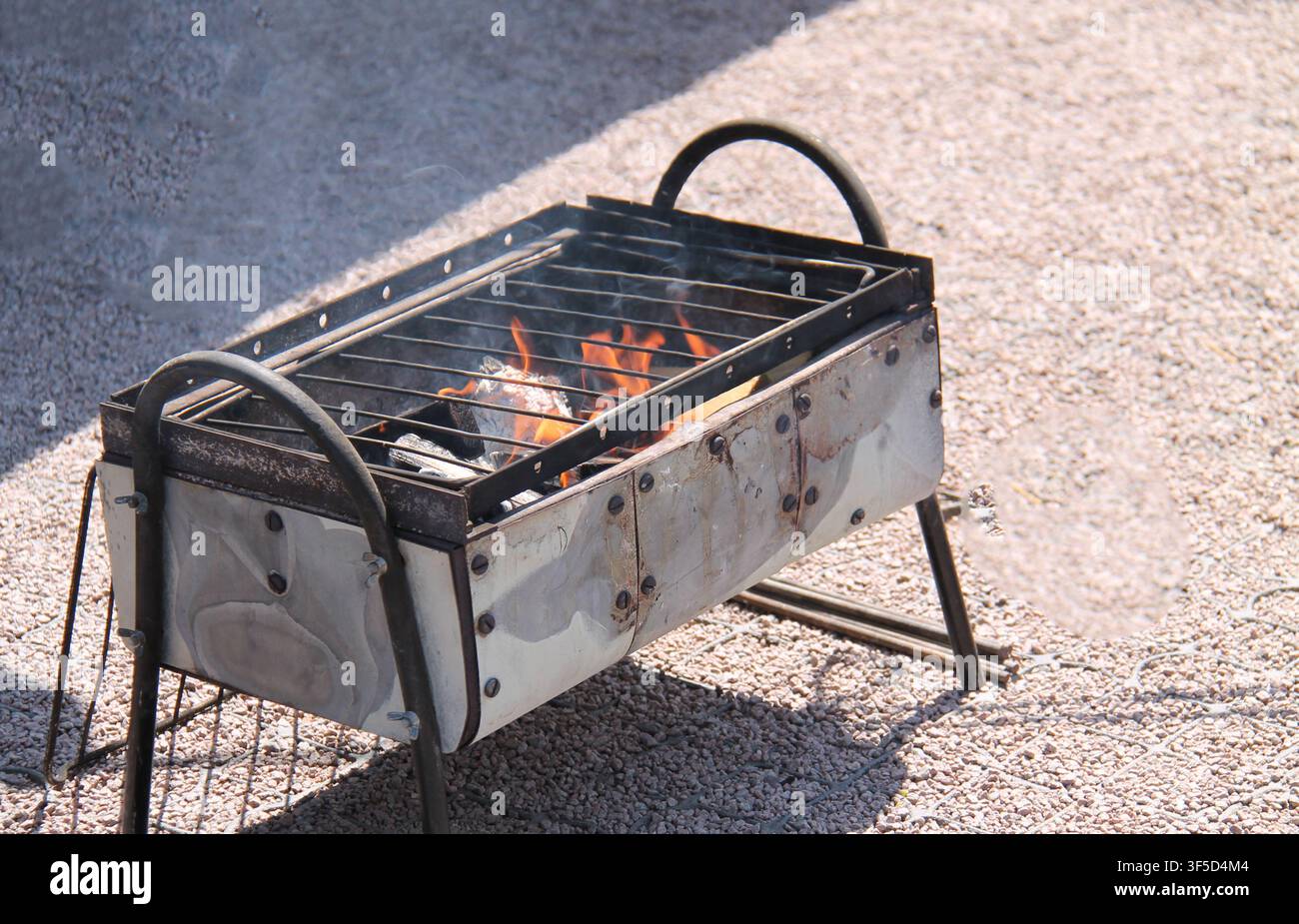 Ein outdoor Metallrahmen Holzofen zum Kochen. Stockfoto