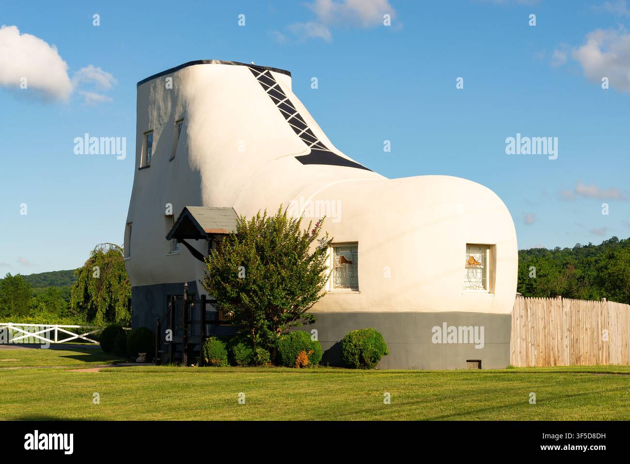 York, Pennsylvania – Vereinigte Staaten – 15. Juni 2026: Das Haines Shoe House, fertiggestellt im Frühjahr 1949, eine Attraktion am Straßenrand auf der Lincoln Hig Stockfoto