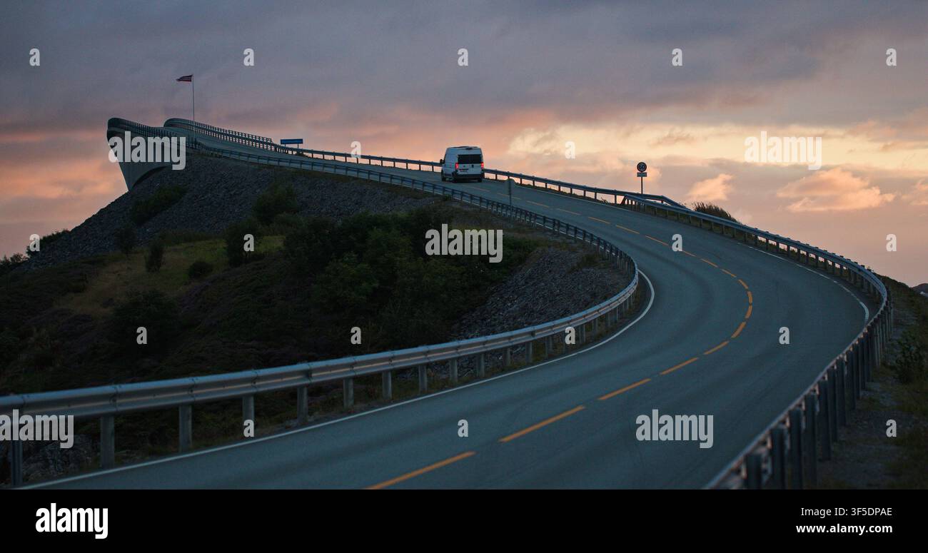 Storseisundet-Brücke, sich windende Atlantikzuweg bei Sonnenuntergang Stockfoto