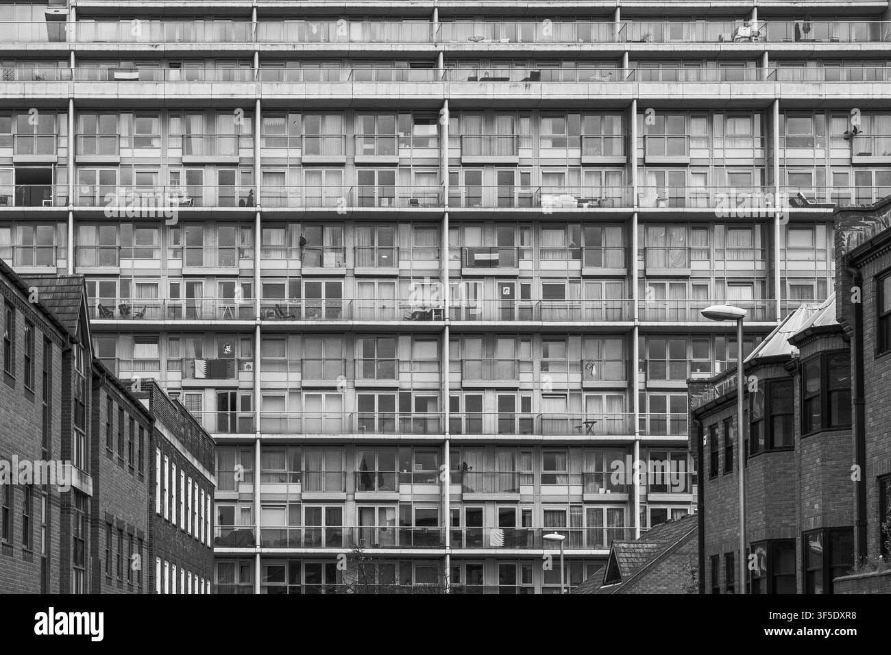 Ein Blick die Kent Street hinunter auf die Mietunterkünfte des Litmus-Gebäudes in Nottingham. Stockfoto