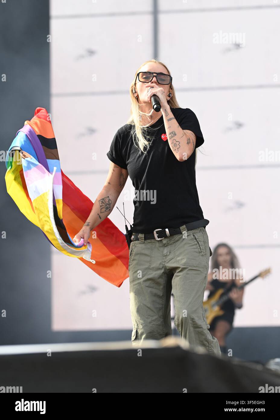 Brighton, UK. 2. Aug., 2026. Caity Baser tritt beim Brighton's Pride on the Park anlässlich des 35. Jubiläums auf. Credit: MartinJPalmer/Alamy Live News Credit: MartinJPalmer/Alamy Live News Stockfoto