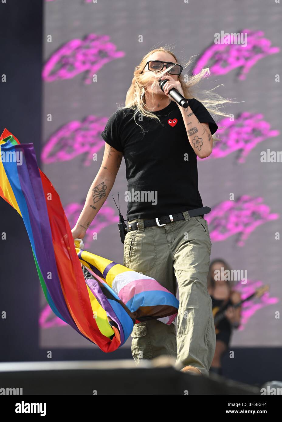 Brighton, UK. 2. Aug., 2026. Caity Baser tritt beim Brighton's Pride on the Park anlässlich des 35. Jubiläums auf. Credit: MartinJPalmer/Alamy Live News Credit: MartinJPalmer/Alamy Live News Stockfoto