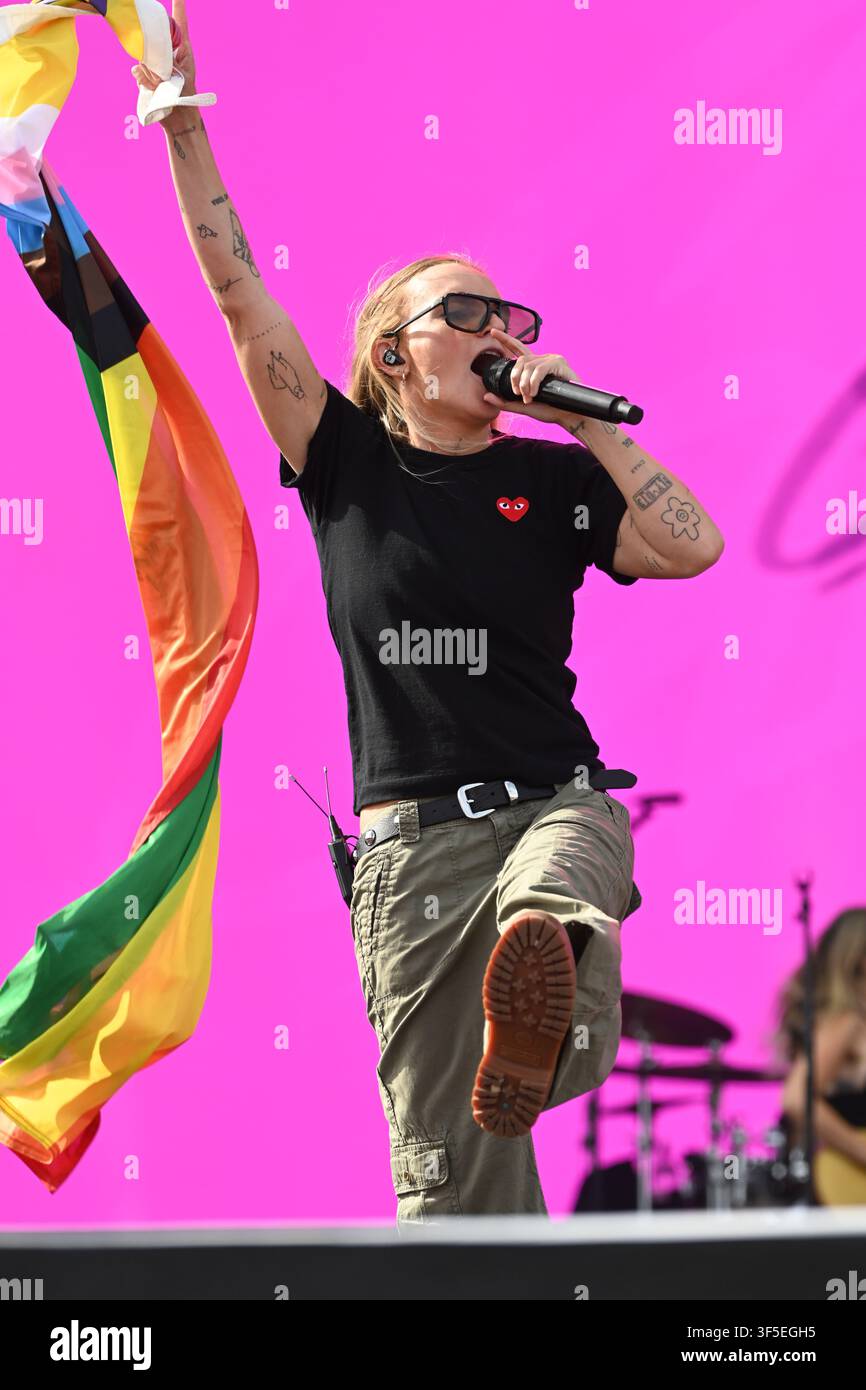 Brighton, UK. 2. Aug., 2026. Caity Baser tritt beim Brighton's Pride on the Park anlässlich des 35. Jubiläums auf. Credit: MartinJPalmer/Alamy Live News Credit: MartinJPalmer/Alamy Live News Stockfoto