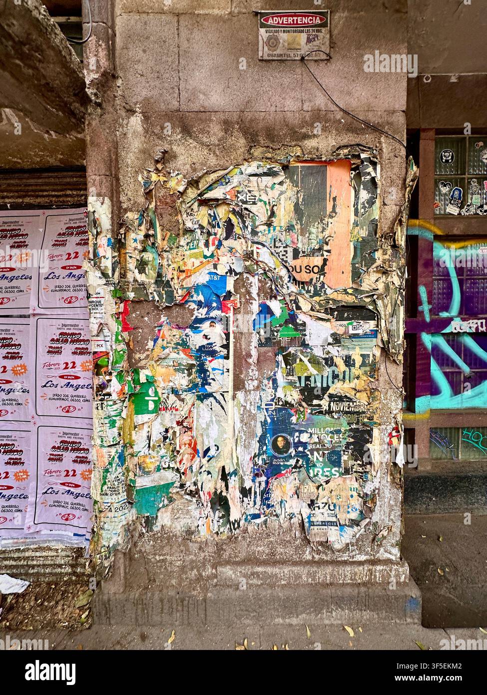 Mexiko-Stadt, CDMX, Mexiko – 19. Februar 2025: Verfallene Säule mit Schichten aus zerrissenen Plakaten Stockfoto