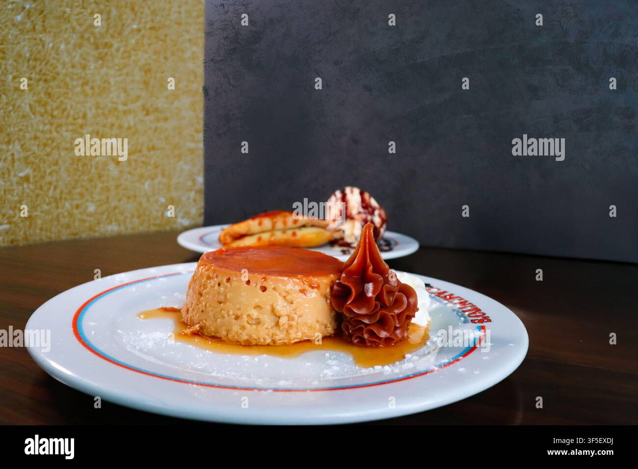 Appetitlicher Flan mit Vanille- und Karamellsoße auf dunklem Hintergrund Stockfoto