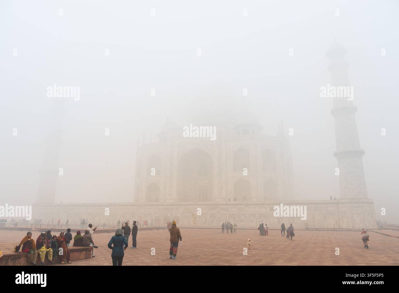 Das Taj Mahal im Nebel, Agra, Indien. Stockfoto