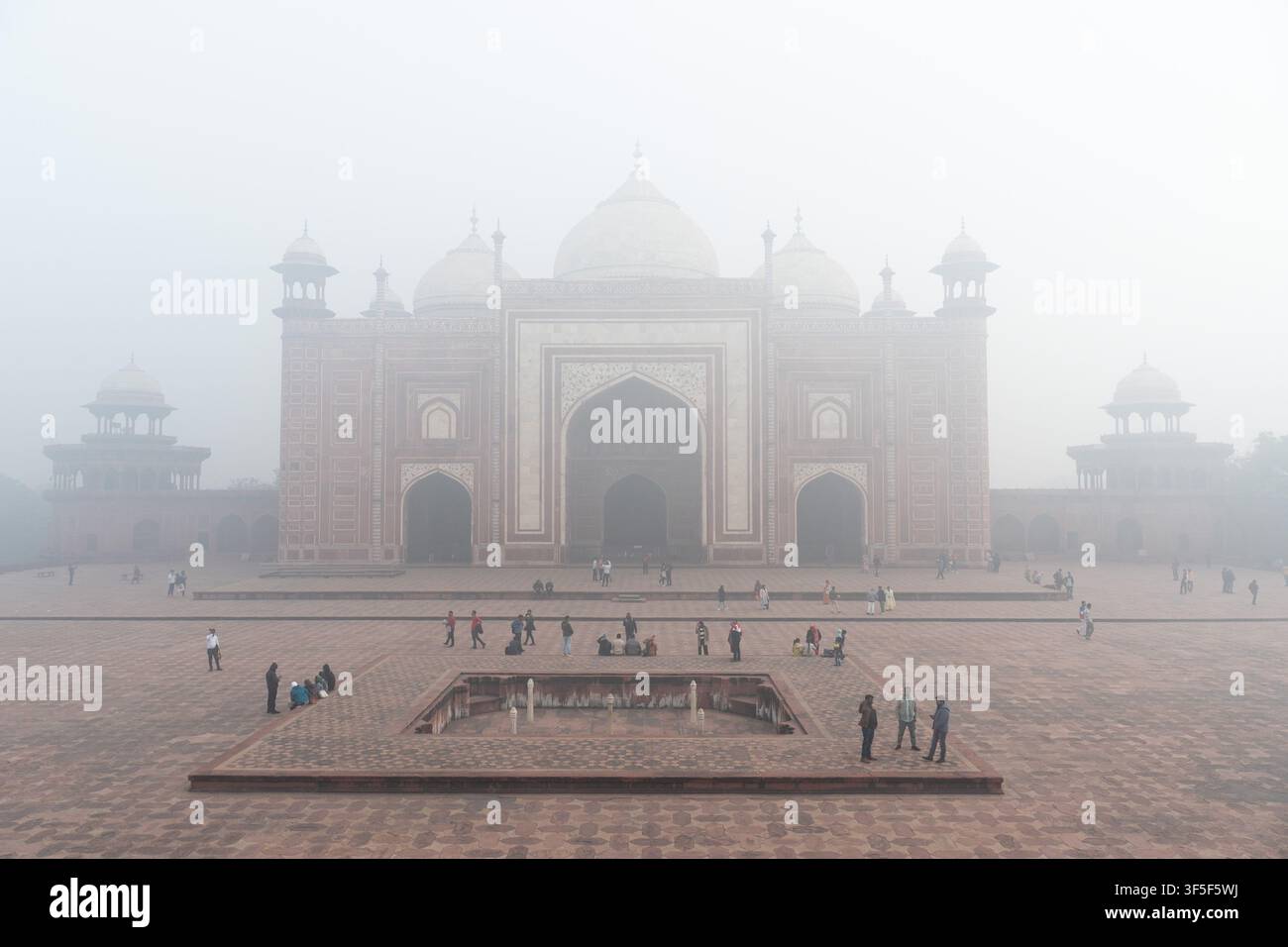 Das Taj Mahal im Nebel, Agra, Indien. Stockfoto