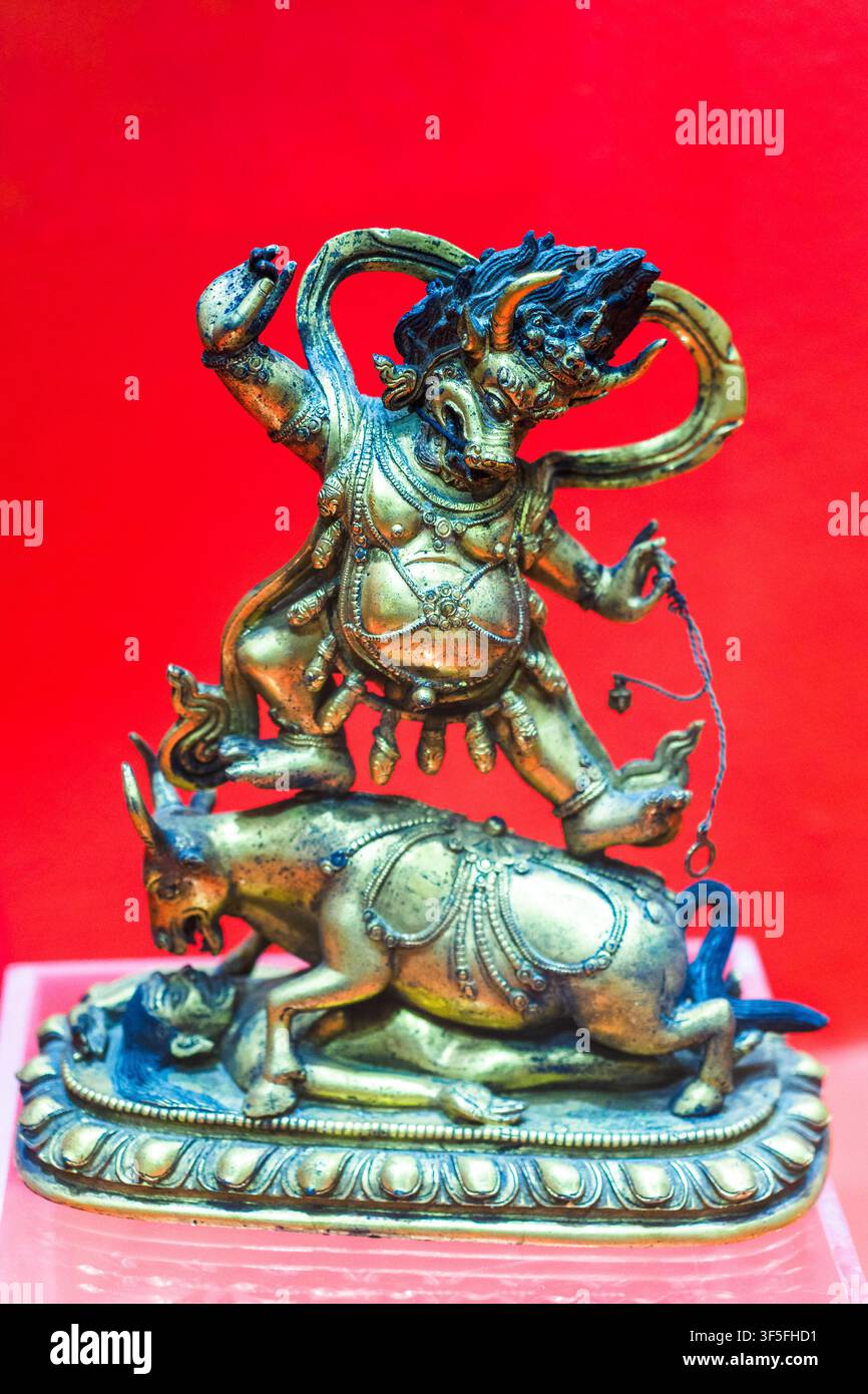 Antiker indischer Bronzebildnis von Vishnu in aufwendigem Rahmen - Bratko-Museum für Orientalische Kunst - Korce, Albanien Stockfoto