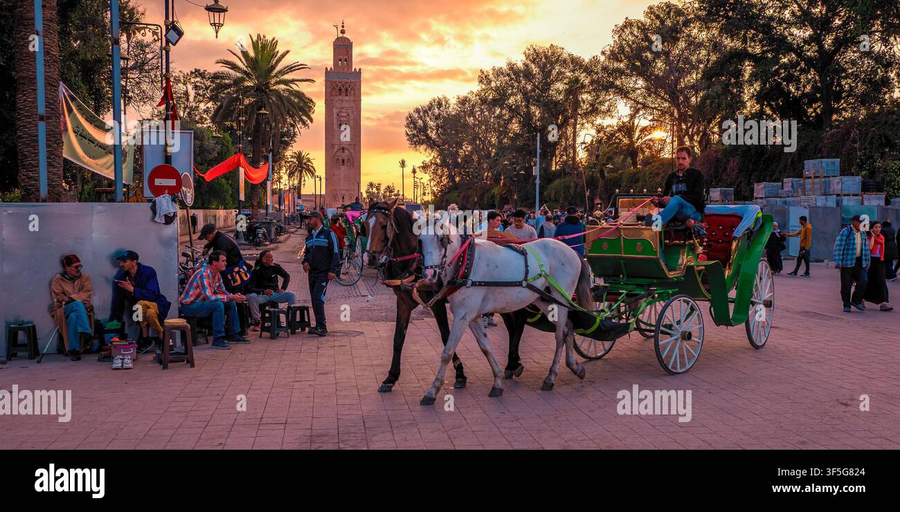 Panoramatische Ansicht der ikonischen Kutubiyya-Moschee, der Bücherhändler-Moschee, neben dem Jemaa el Fna-Platz im Medina-Viertel von Marrakesch, Marokko Stockfoto