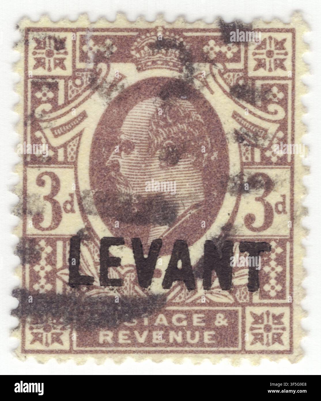 BRITISCHES LEVANT - 15. August 1905: 3 Pence violett auf gelber Briefmarke zeigt ein Profilporträt von König Edward VII nach links gewandt innerhalb eines zentralen ovalen Rahmens. Das Porträt ist oben von der Imperialkrone gekrönt und von zarten Lorbeer- und Eichenwedeln flankiert, die unten mit einer Schleife verbunden sind. Ausgegeben nach der Thronbesteigung von König Edward VII, diente dieses Design den britischen Postämtern im Osmanischen Reich (dem Britischen Levante), um kommerzielle, postale und diplomatische Kommunikation in den Häfen des östlichen Mittelmeers zu erleichtern Stockfoto
