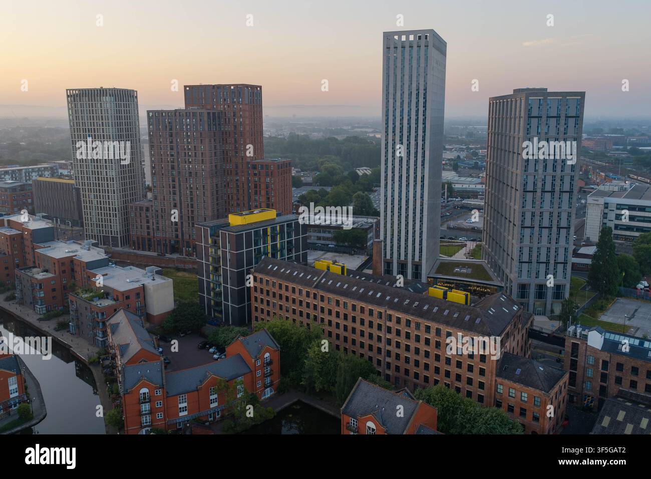 Früh morgens Luftbild von Piccadilly Village und Ashton-Kanal Stockfoto