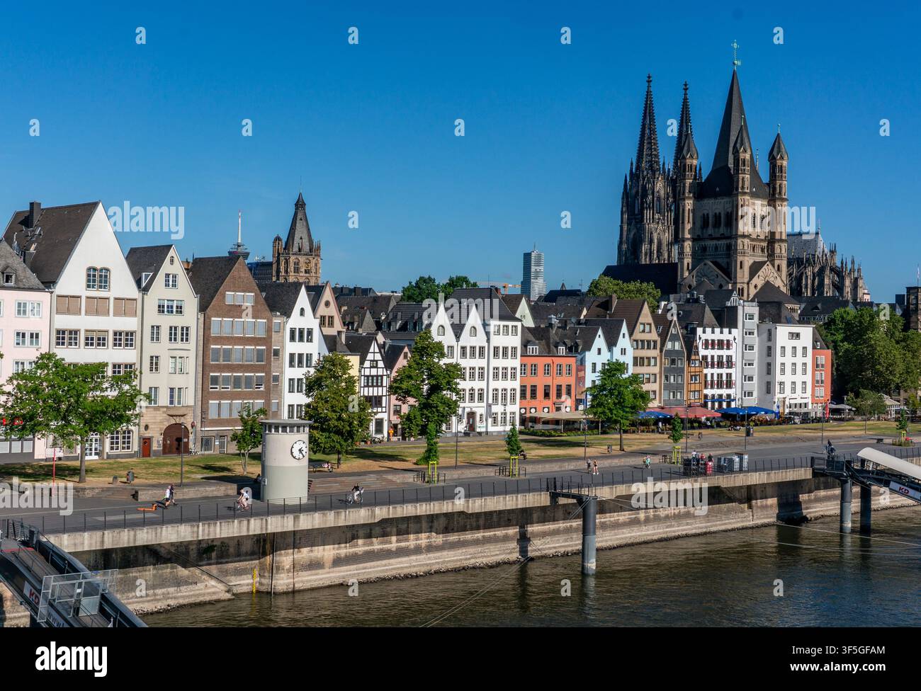 Farbenfrohe historische Häuser mit dem Kölner Dom in Köln am Rhein, Deutschland – Reise- und Tourismuskonzept Stockfoto