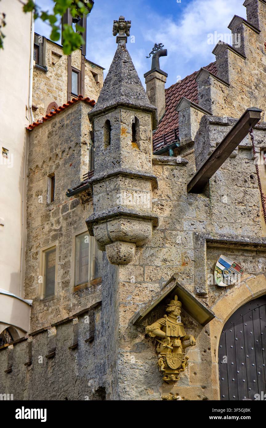 Architektonisches Detail des mittelalterlichen Torhauses der Burg Lichtenstein mit einem steinernen Turm, einer Wappenfigur und einem neogotischen Entwurf in Baden-Württemberg Stockfoto