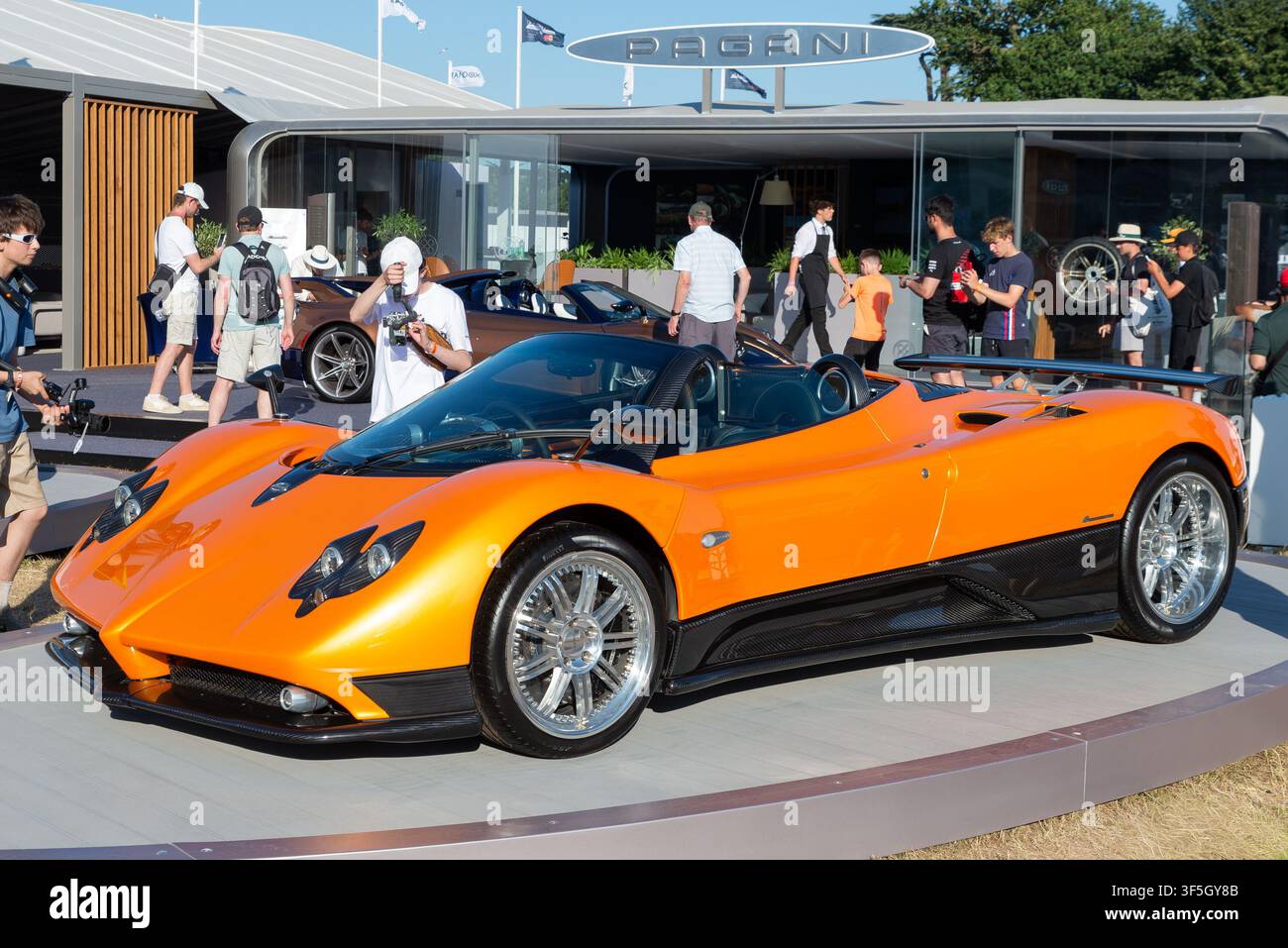 Pagani-Handelsstand auf dem Goodwood Festival of Speed 2026. Pagani Automobili S.p.A. italienischer Hersteller, spezialisiert auf Hochleistungssportwagen Stockfoto