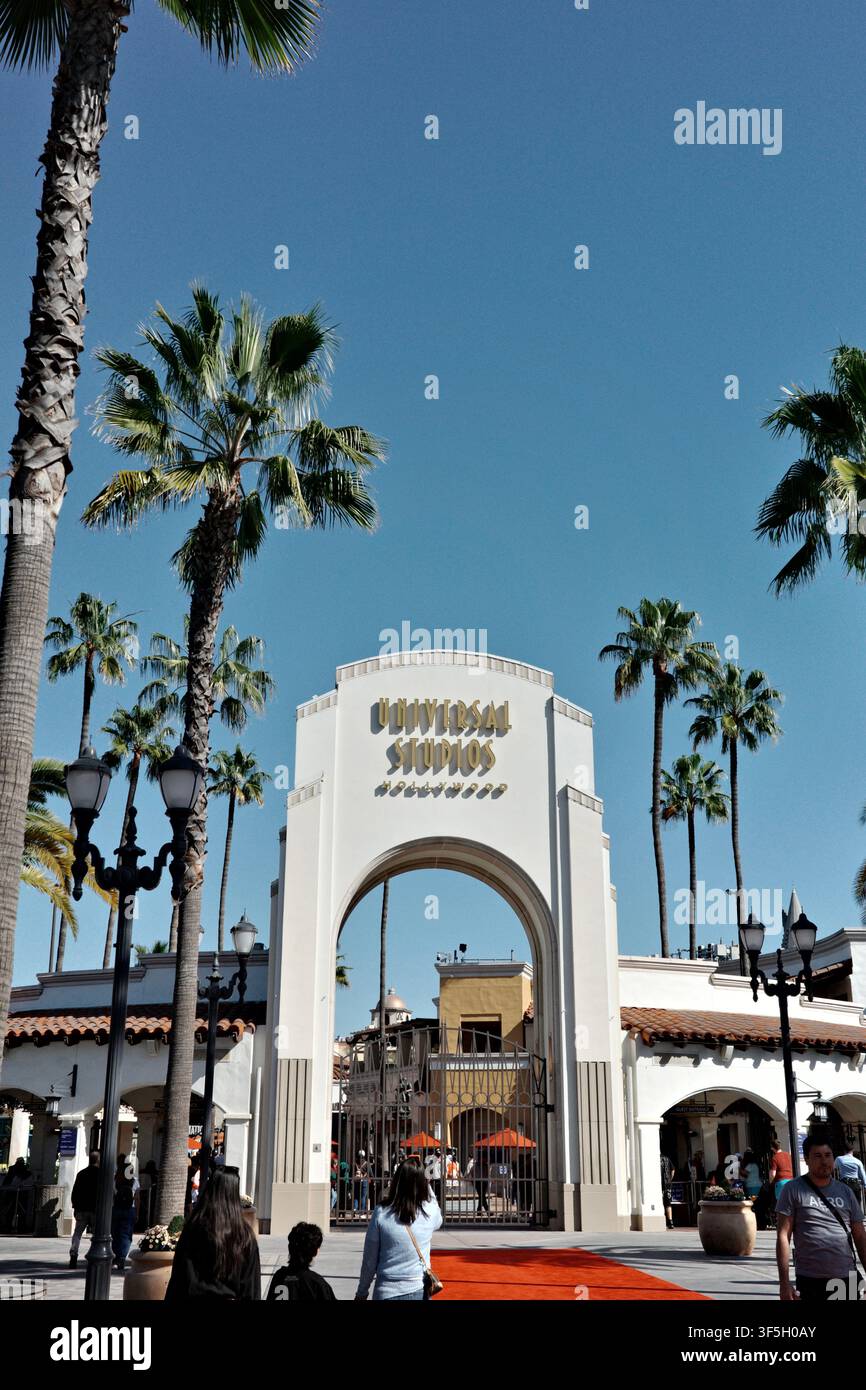 Eingangsbogen der Universal Studios Hollywood mit Palmen, Los Angeles Stockfoto