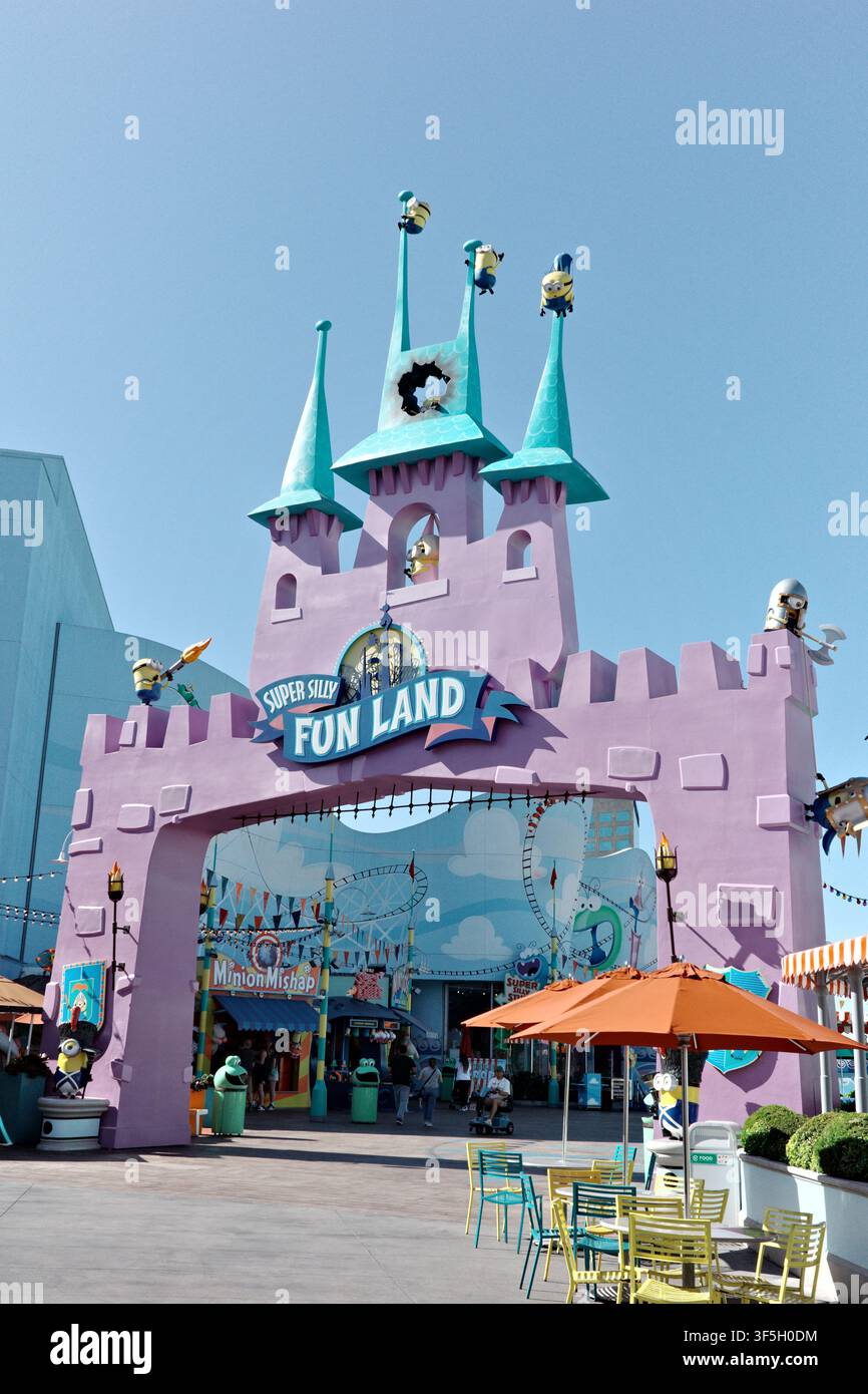 Super Silly Fun Land Schloss mit Minion-Figuren, Universal Studios Hollywood Stockfoto