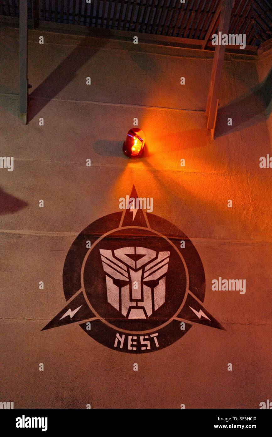 Transformers NEST-Logo-Mural in der Warteschlange der Attraktion, Universal Studios Hollywood Stockfoto