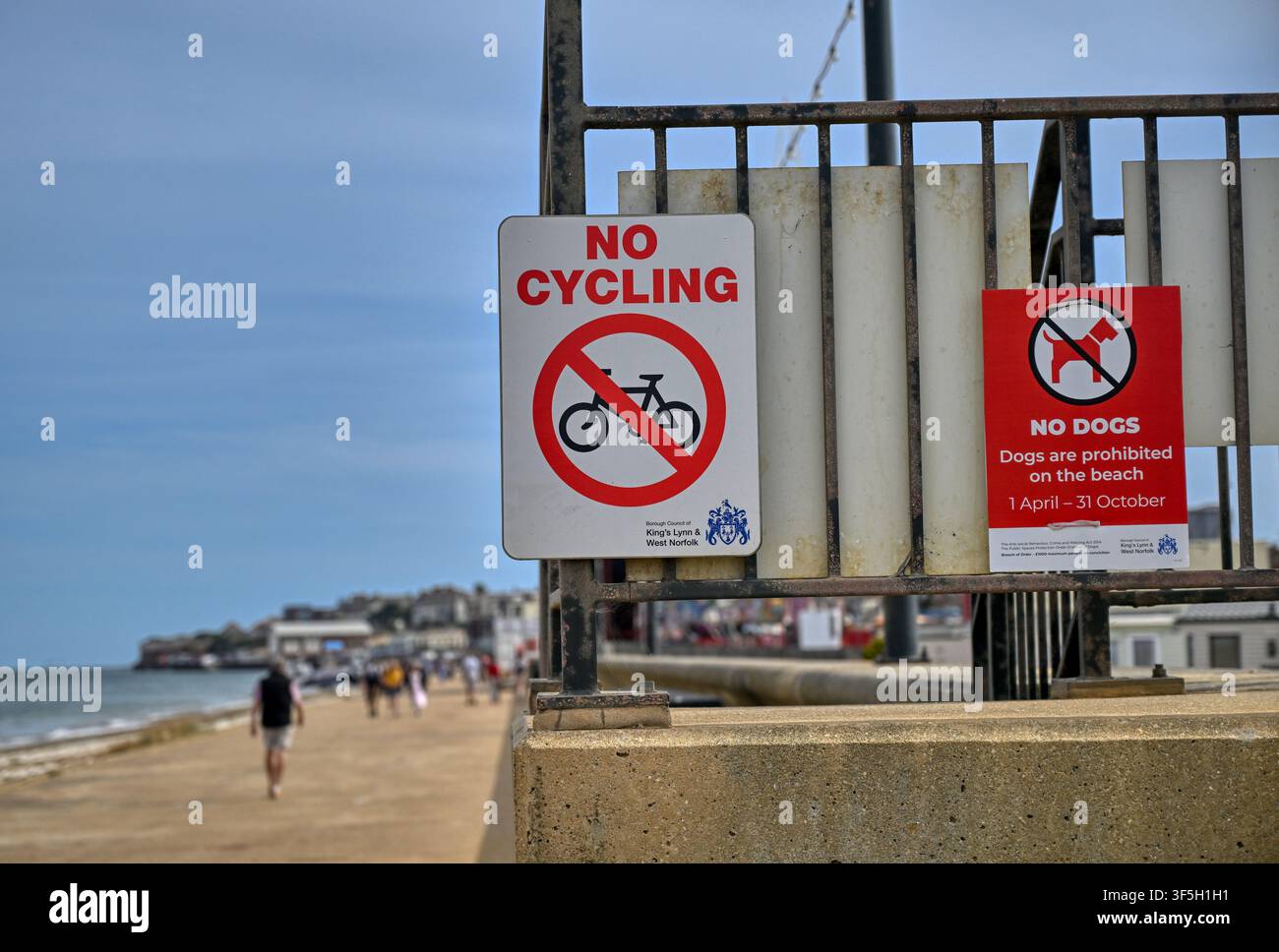 Schilder, die besagen, dass Radfahren und Hunde am Strand in der Promenade in Hunstanton, Norfolk, UK, verboten sind Stockfoto