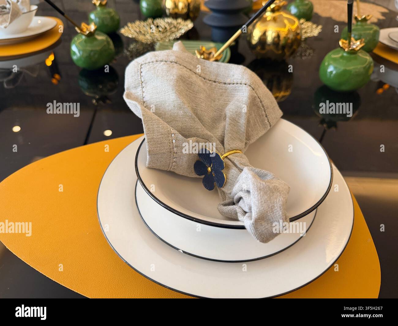 Die Details auf diesem Tisch sind herrlich - Smartphone-aufgenommenes Stockfoto