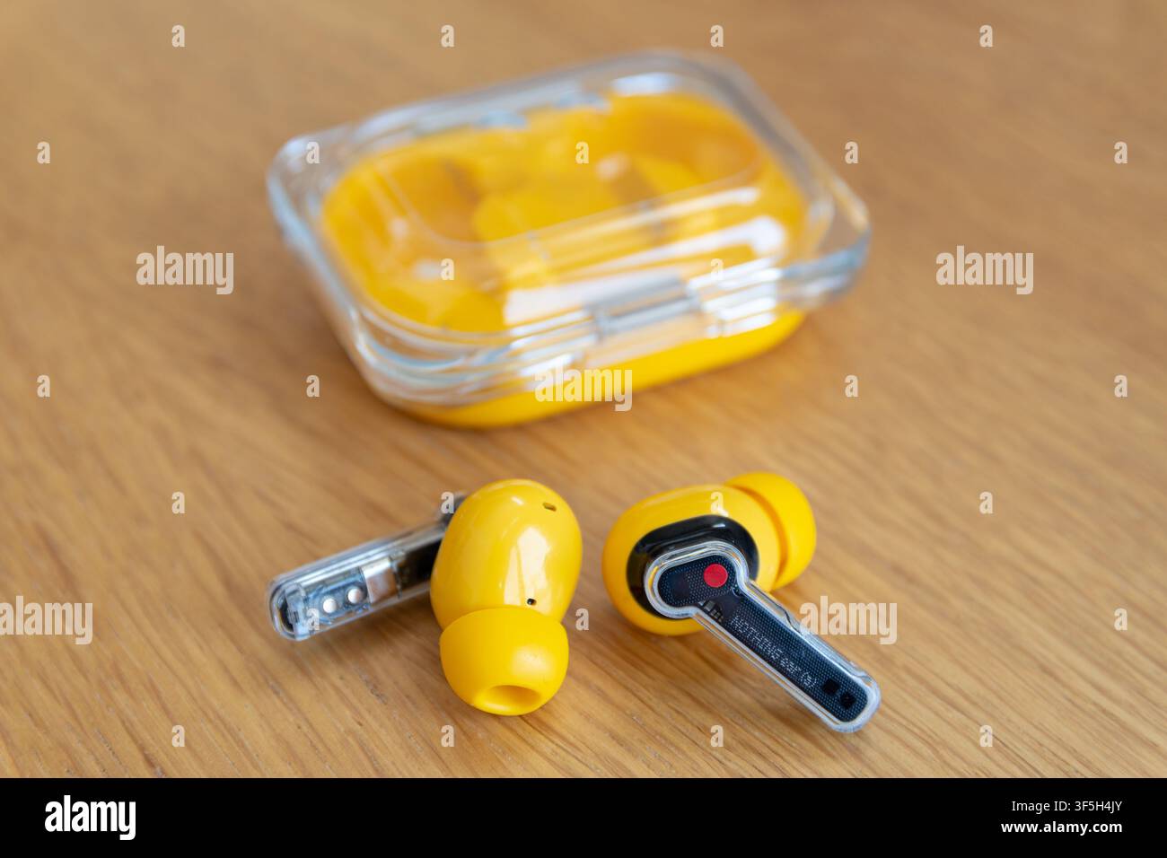 Athen, Griechenland - 6. April 2025: Nothing Ear (a) In-Ear-Bluetooth-Freisprecheinheiten Stockfoto