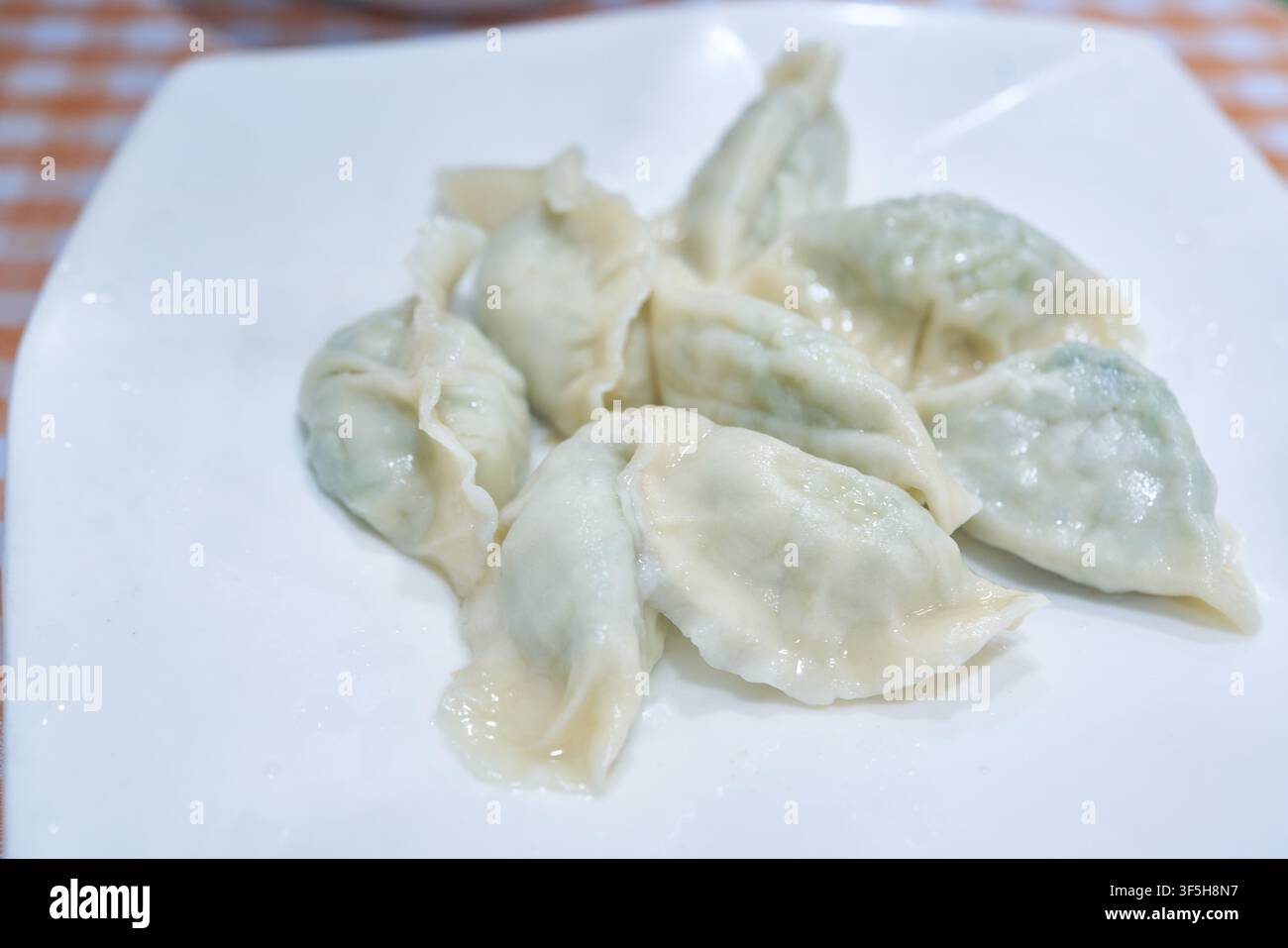 Gedämpfte Fischteigtäschchen mit durchsichtigen Hüllen, serviert auf einem Teller in einem koreanisch-chinesischen Restaurant. Stockfoto