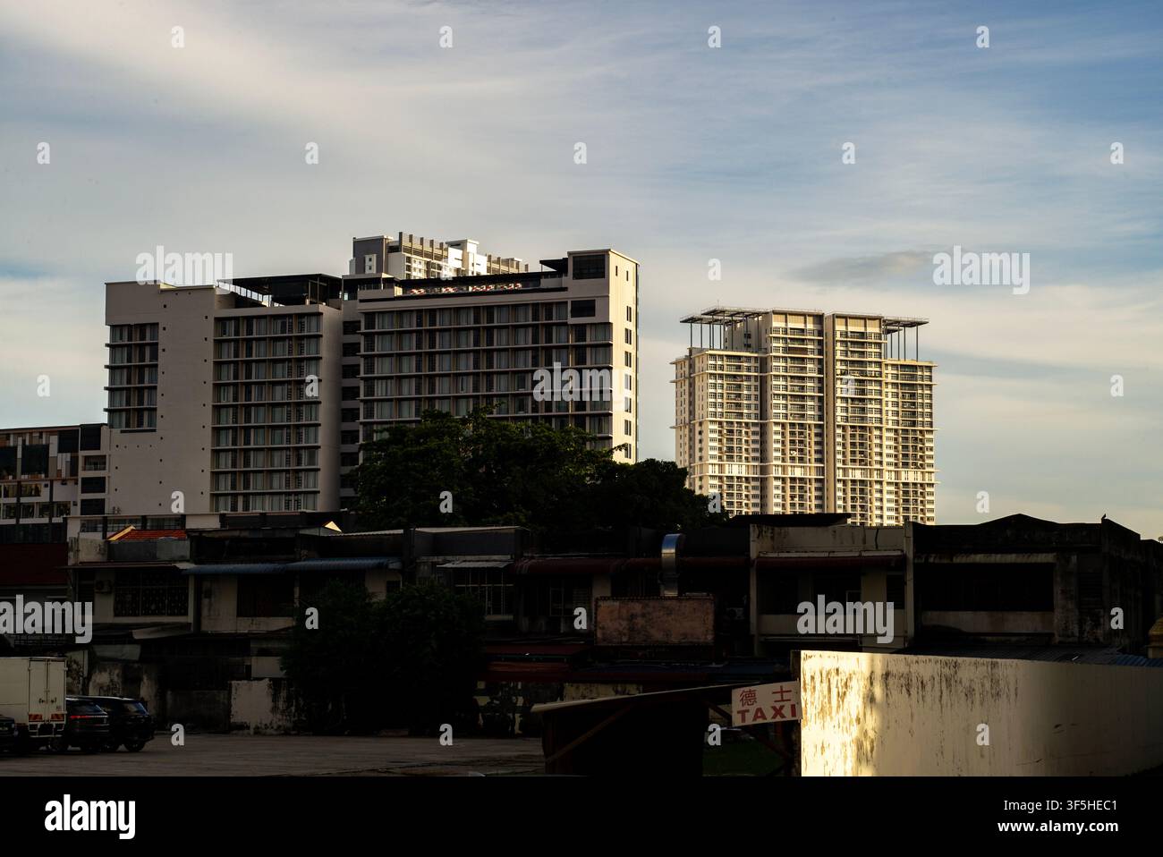 Moderne Hochhaus-Wohnanlagen über älteren städtischen Ladenzeilen in Penang Stockfoto
